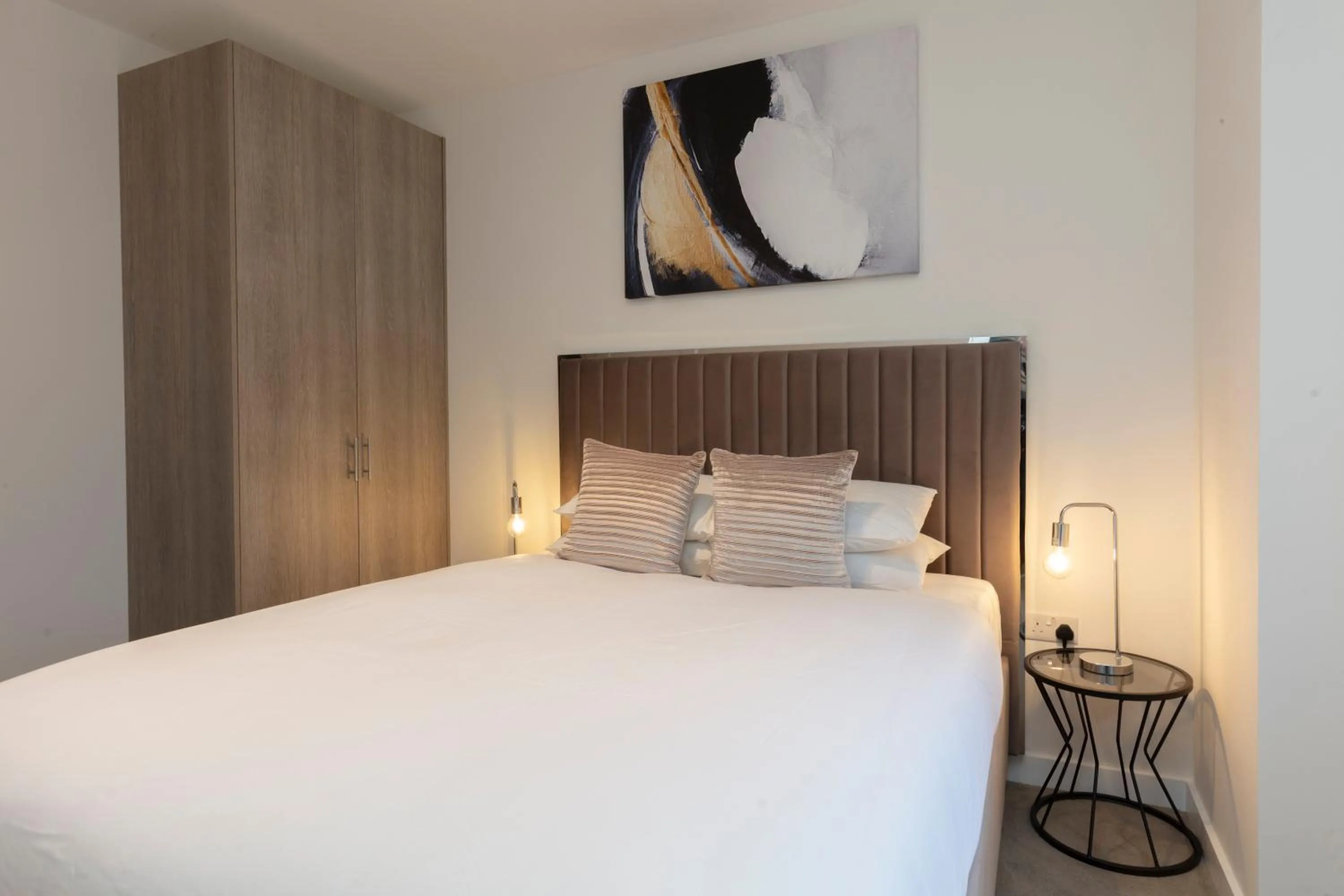 Bed in Deluxe North Central London Apartment