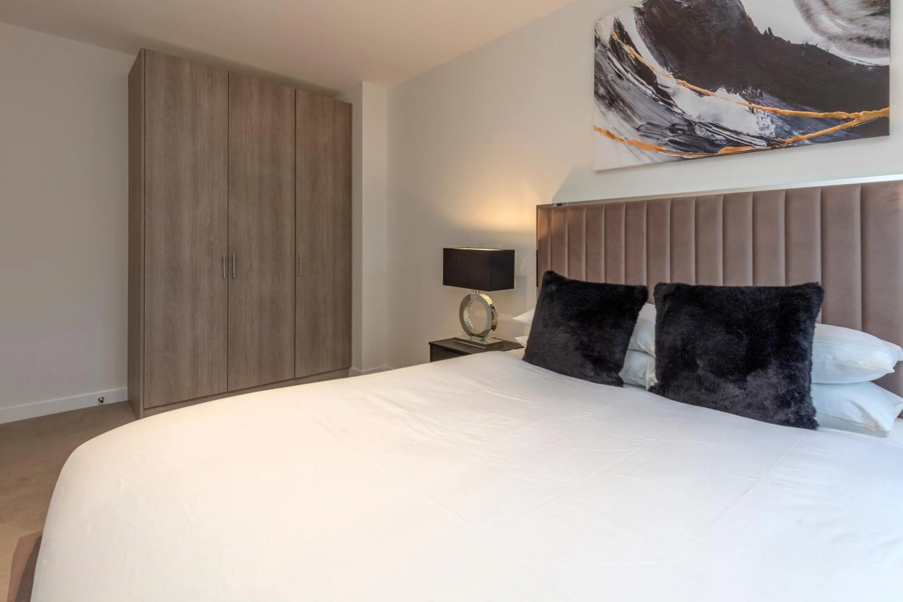 Bed in Deluxe North Central London Apartment