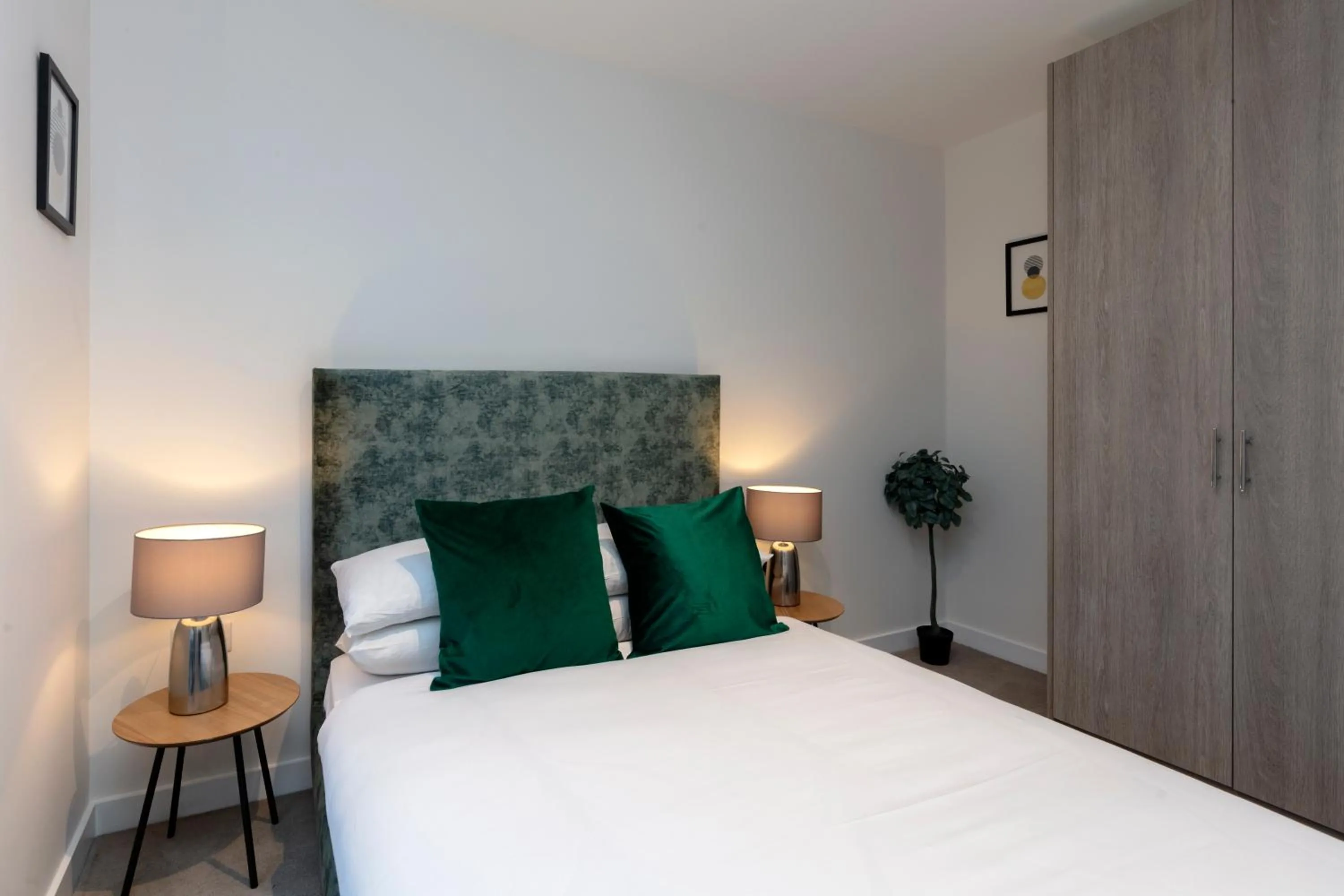 Bed in Deluxe North Central London Apartment