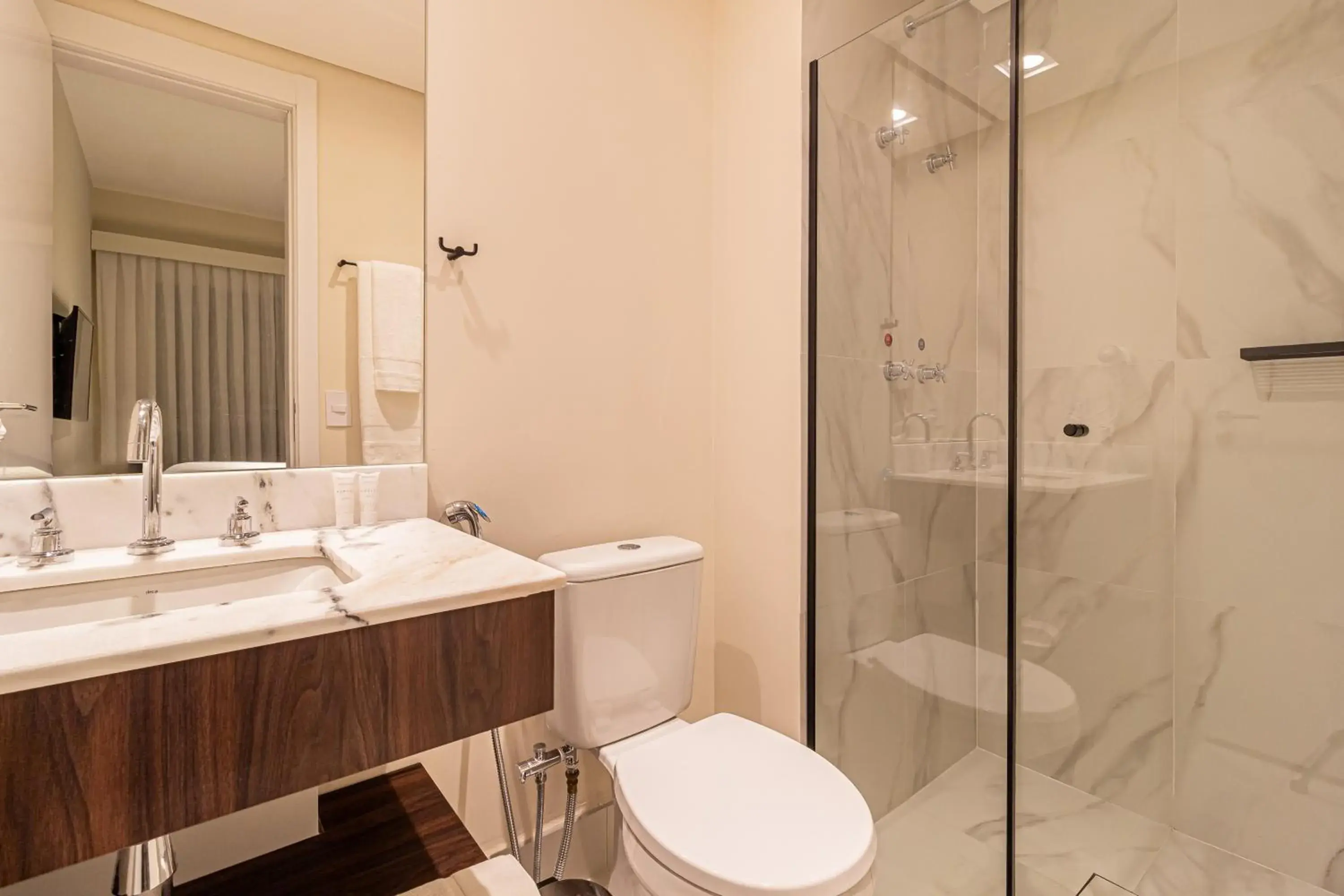 Two-Bedroom Apartment in Iconyc House of Charlie Two-Bedroom Apartment in Iconyc House of Charlie