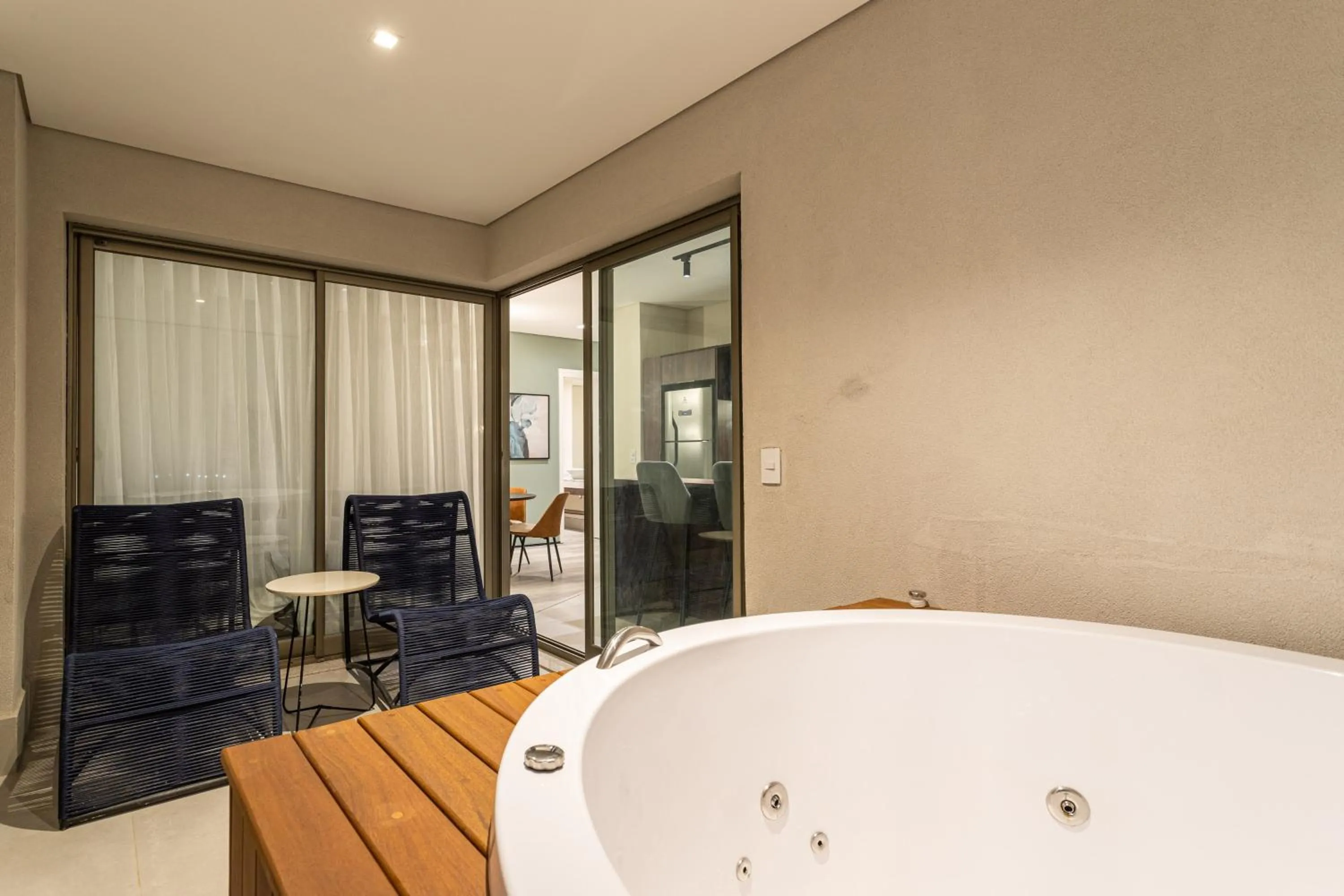 Hot Tub in Iconyc House of Charlie