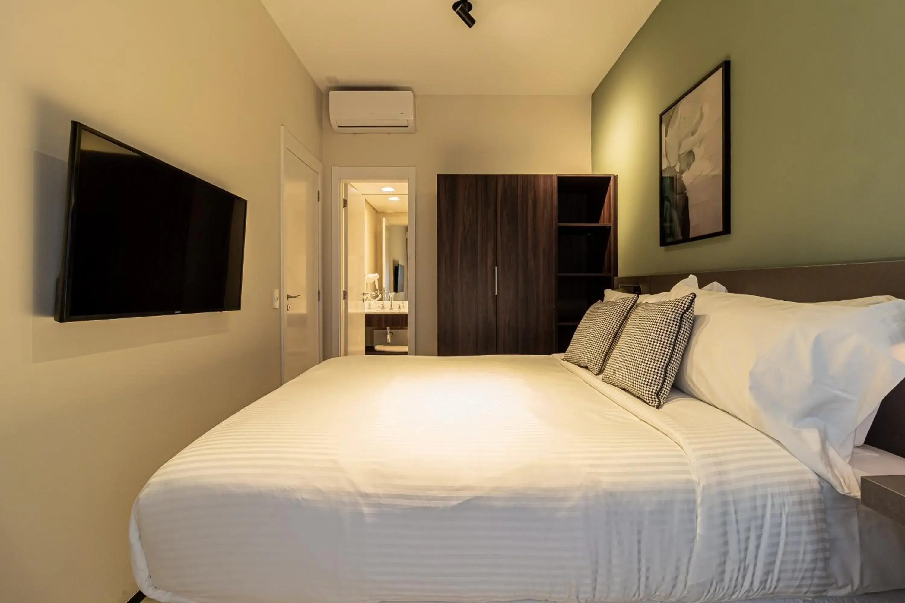 Two-Bedroom Apartment in Iconyc House of Charlie Two-Bedroom Apartment in Iconyc House of Charlie