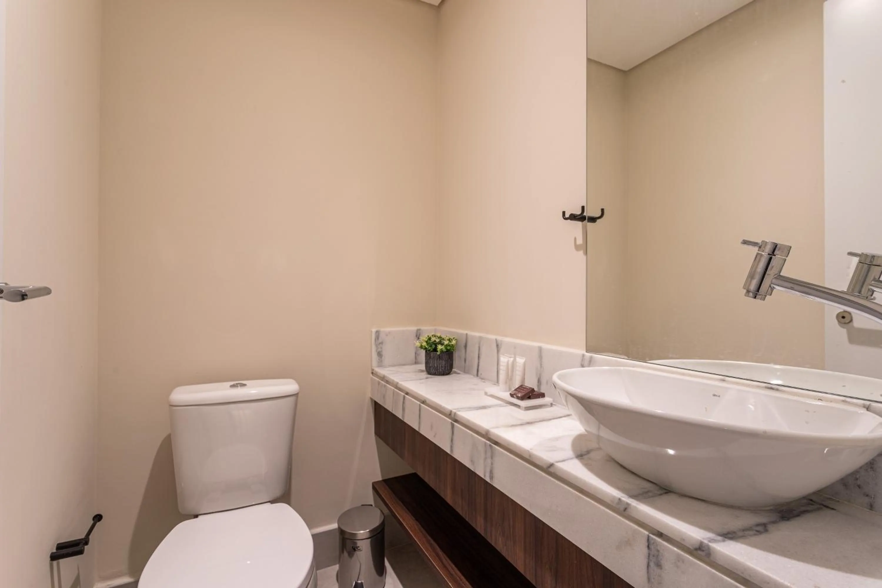 Toilet in Iconyc House of Charlie