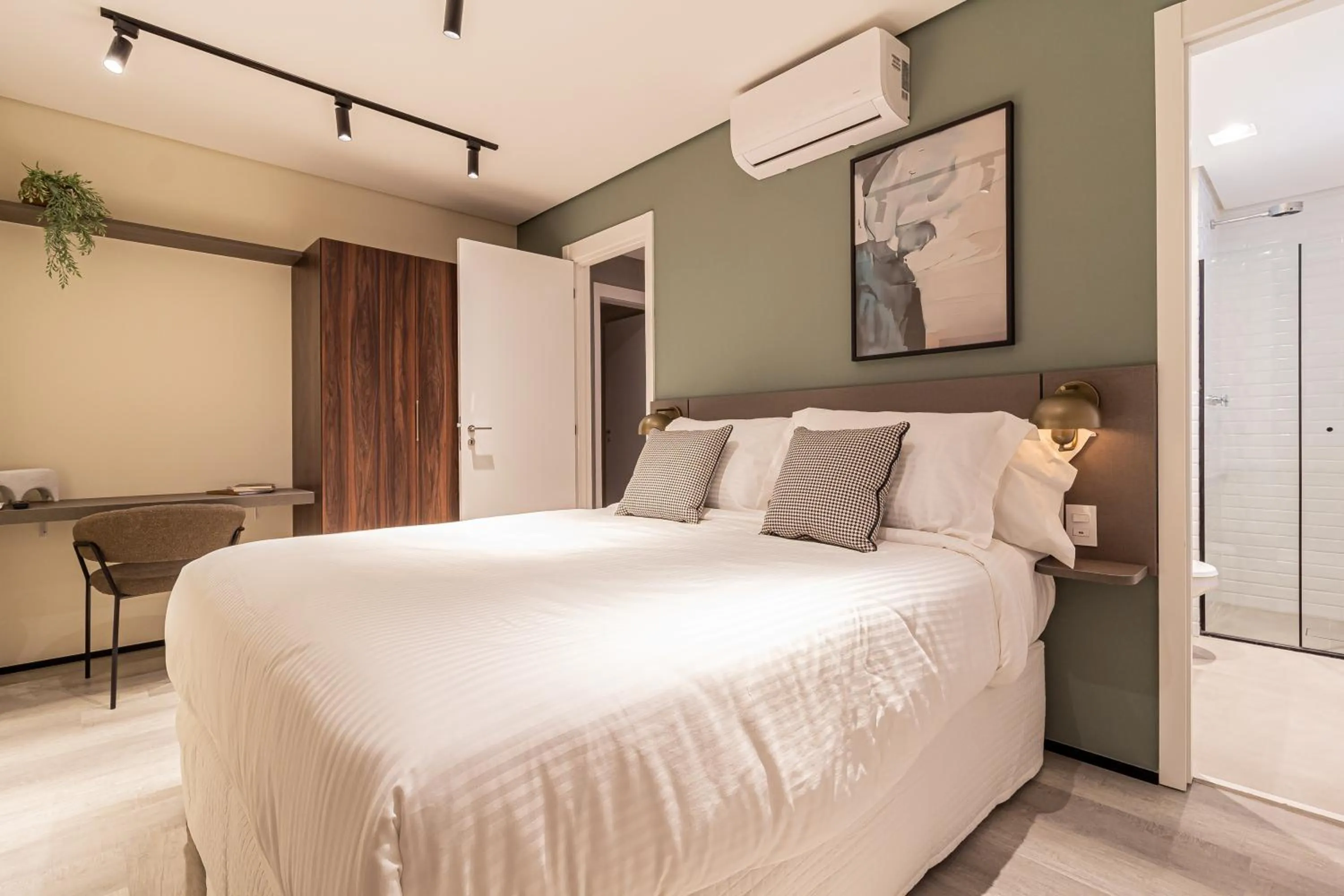 Shower, Bed in Iconyc House of Charlie