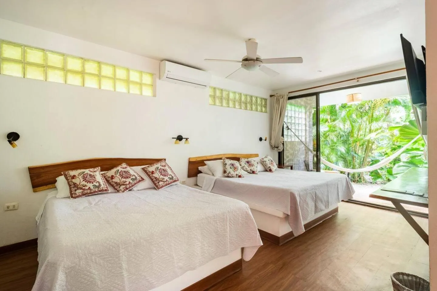 Deluxe Quadruple Room in Dreamcatcher Hotel - Live the Dream of Santa Teresa