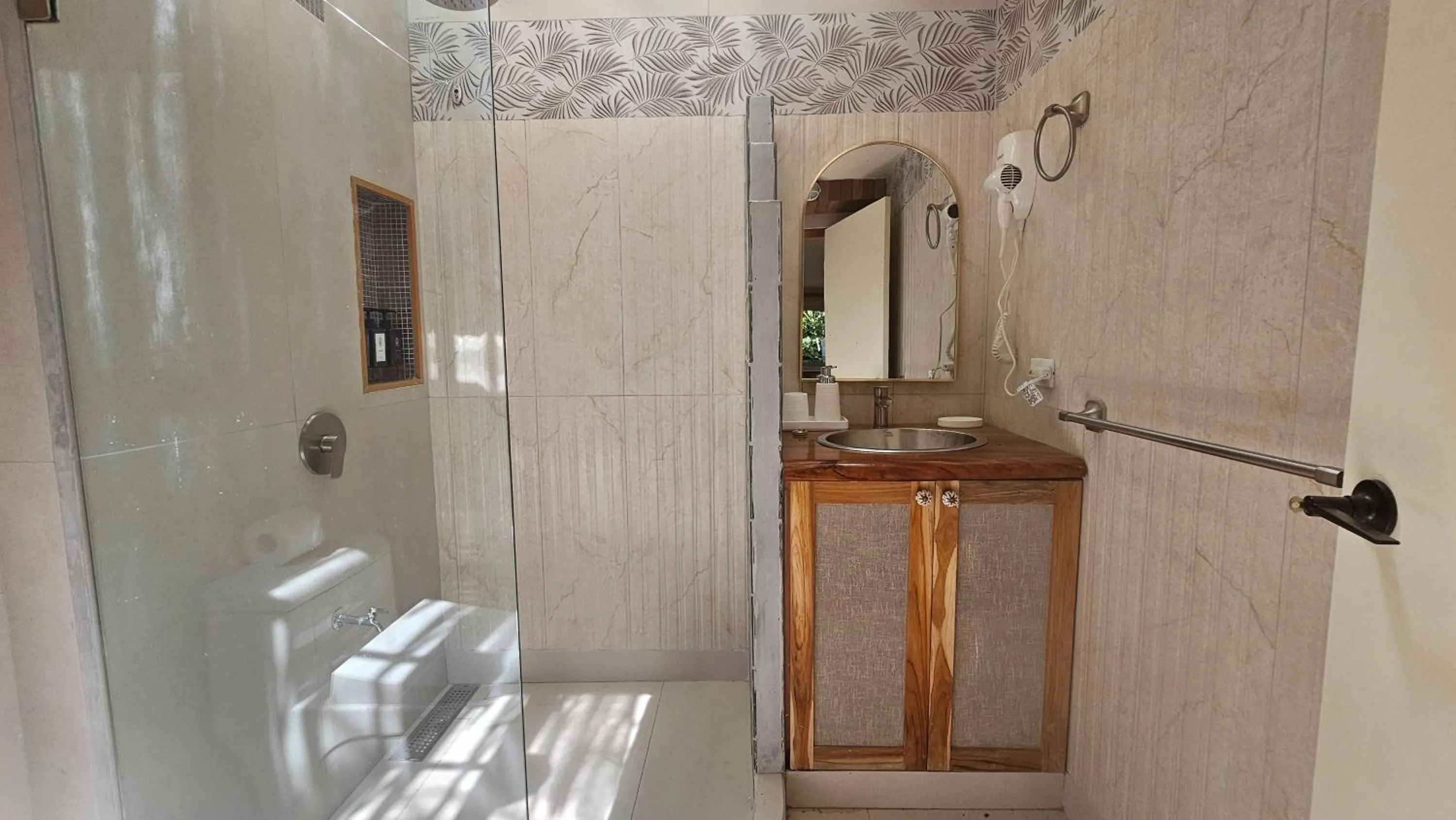 Deluxe King Room - single occupancy in Dreamcatcher Hotel - Live the Dream of Santa Teresa