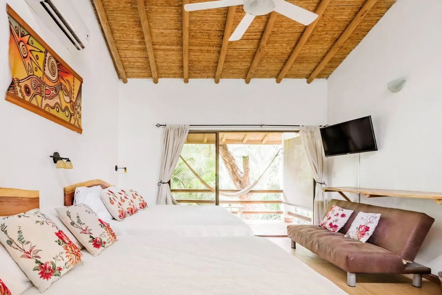 Photo of the whole room, Bed in Dreamcatcher Hotel - Live the Dream of Santa Teresa