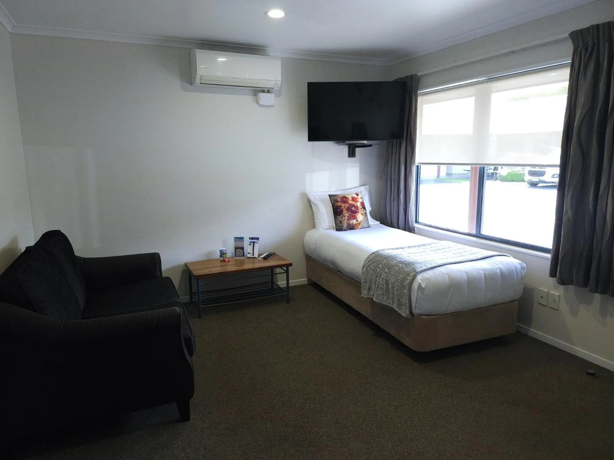 Seating area, Bed in ASURE Albert Park Motor Lodge
