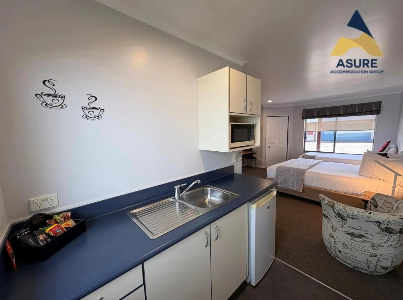 Kitchen or kitchenette, Bed in ASURE Albert Park Motor Lodge