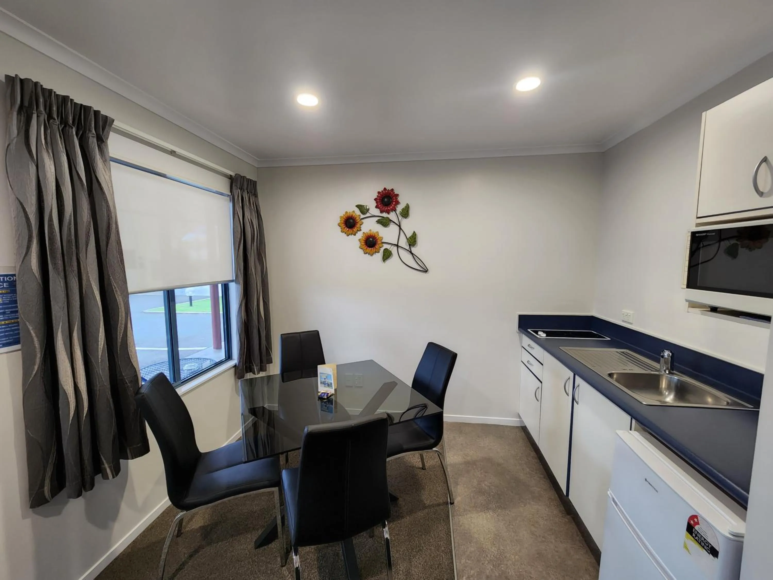 Kitchen or kitchenette in ASURE Albert Park Motor Lodge