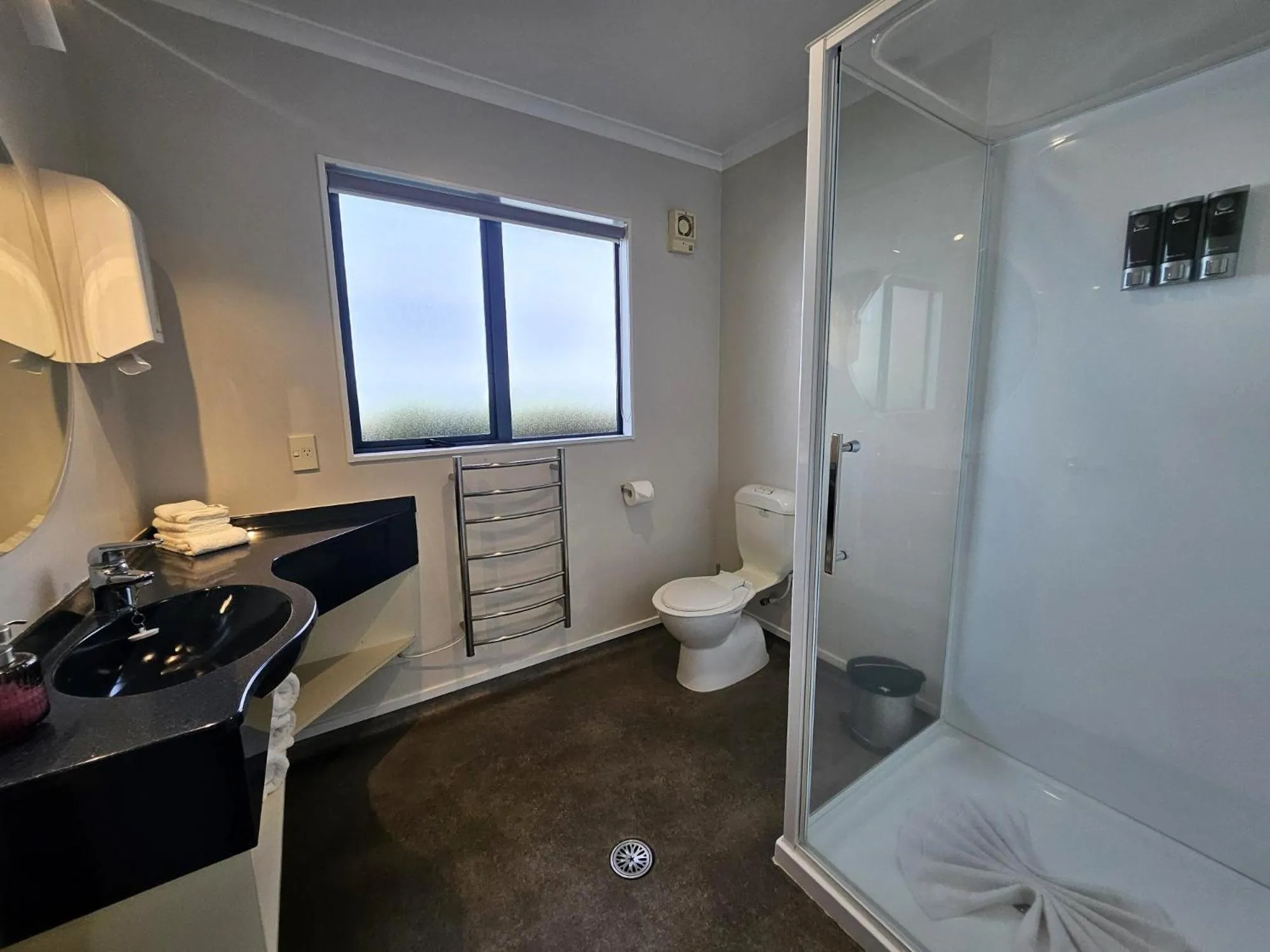 Bathroom in ASURE Albert Park Motor Lodge