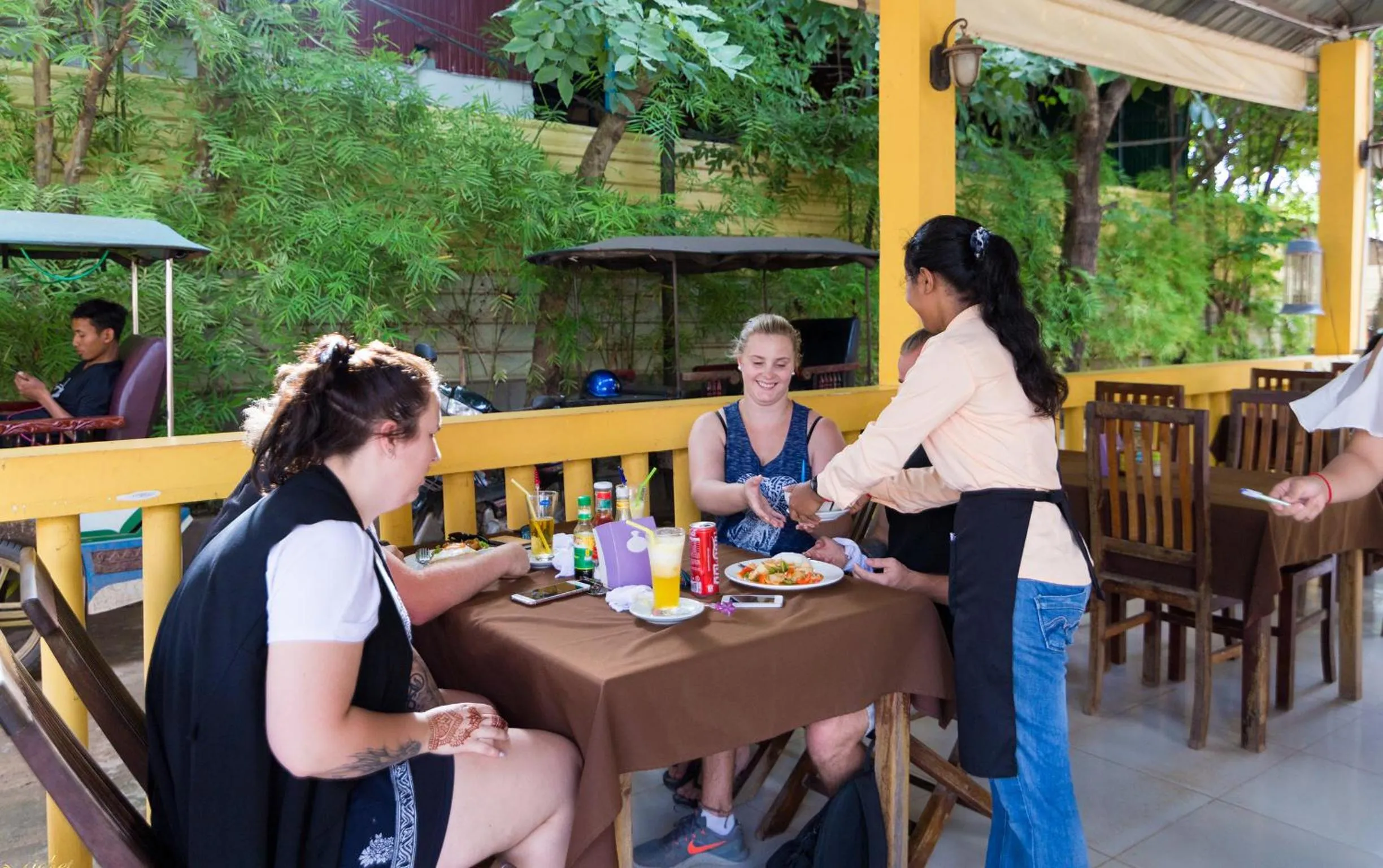 Restaurant/places to eat in Blossoming Romduol Boutique