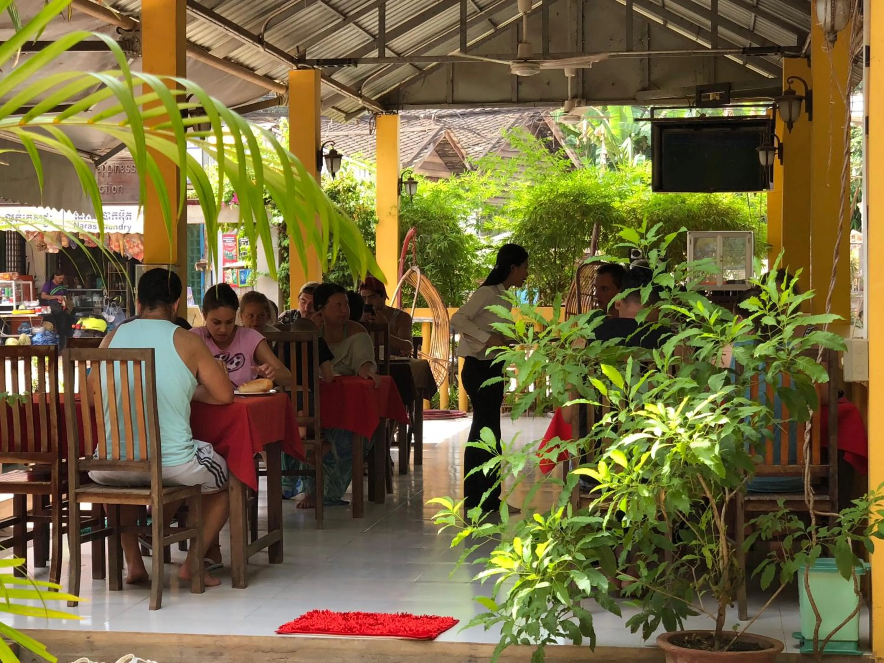 Restaurant/places to eat in Blossoming Romduol Boutique