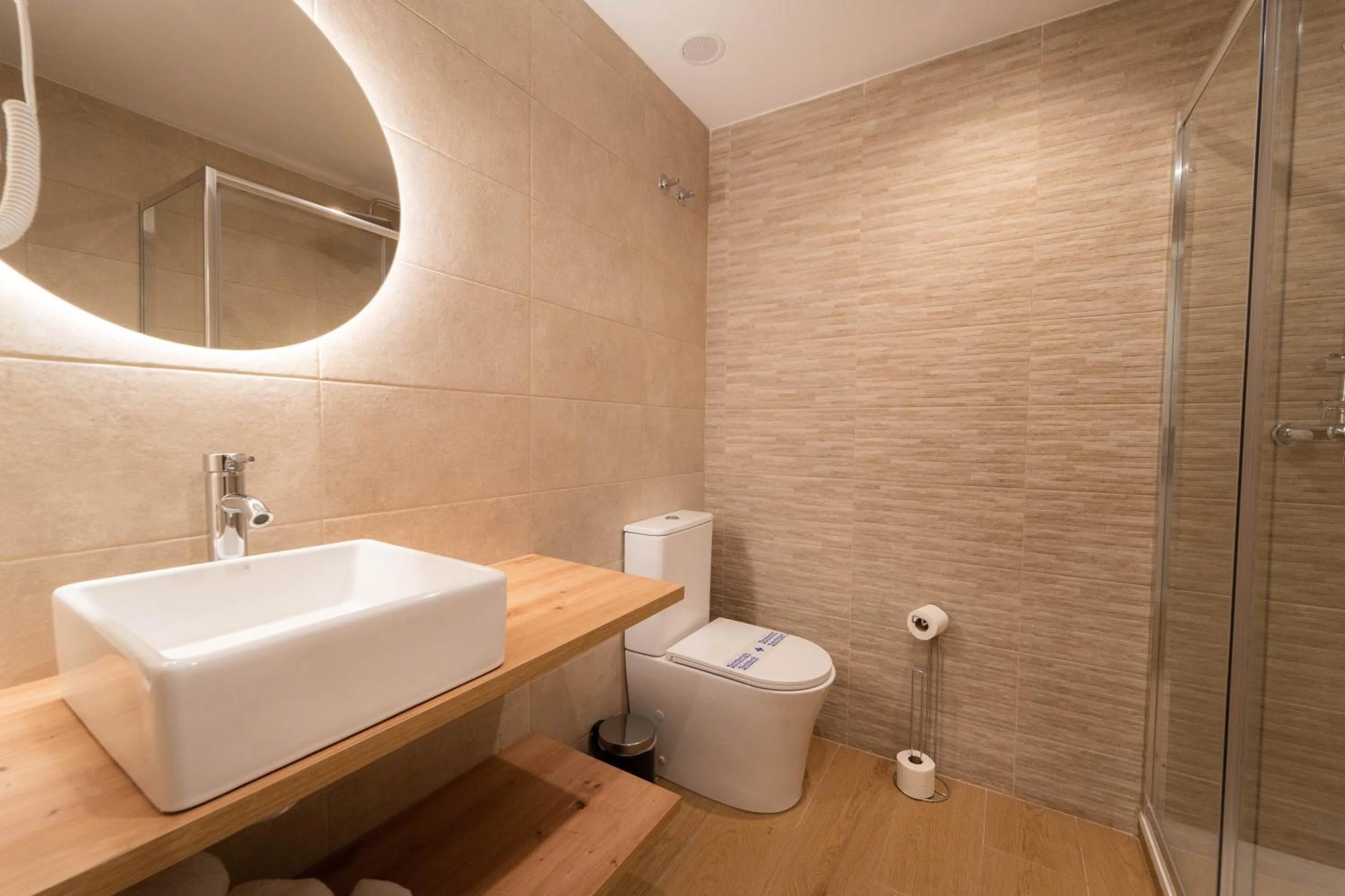 Shower in I'M Room Suites Nuevos Ministerios - Bernabeu 'Digital Access'