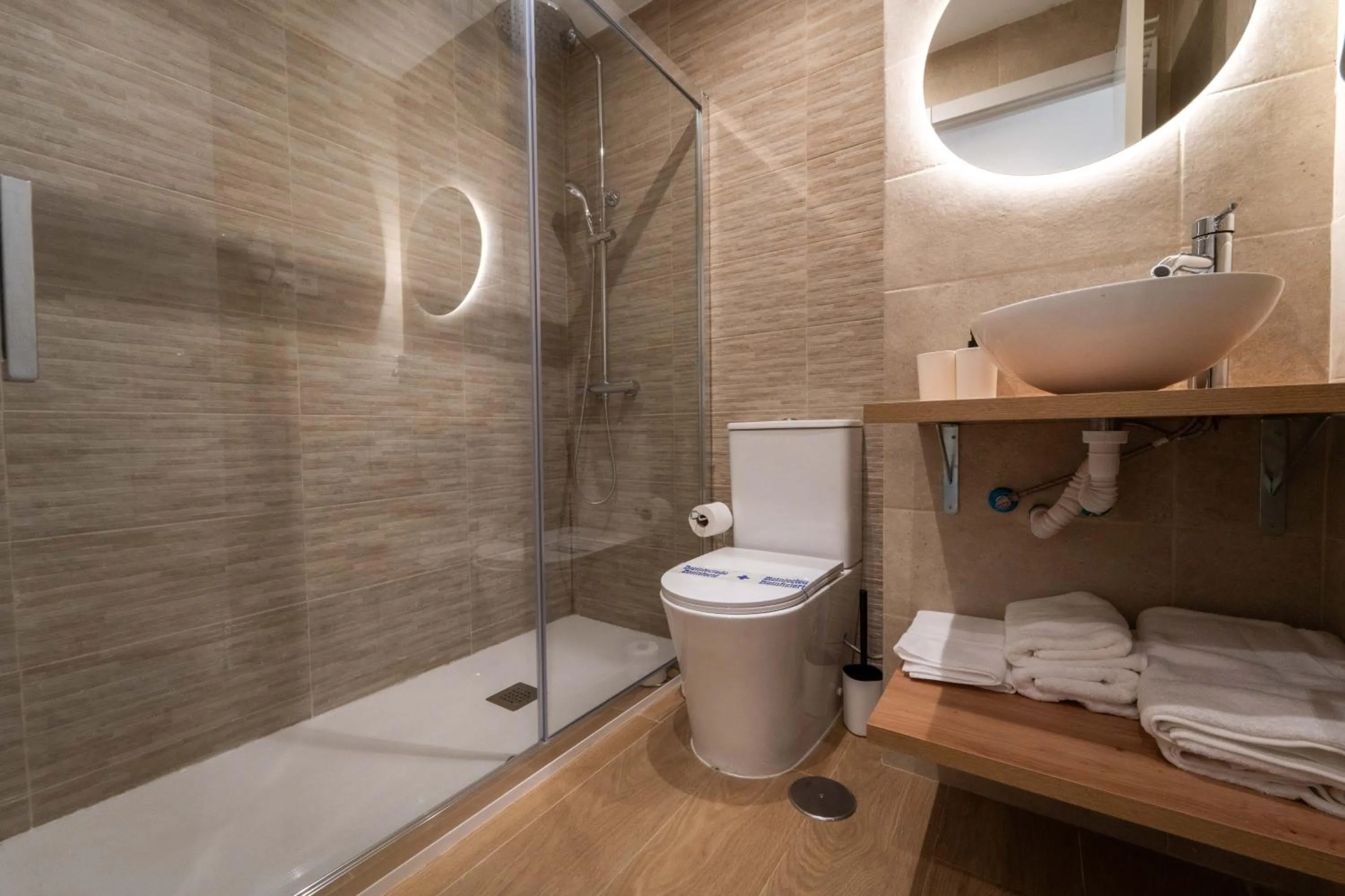 Shower in I'M Room Suites Nuevos Ministerios - Bernabeu 'Digital Access'