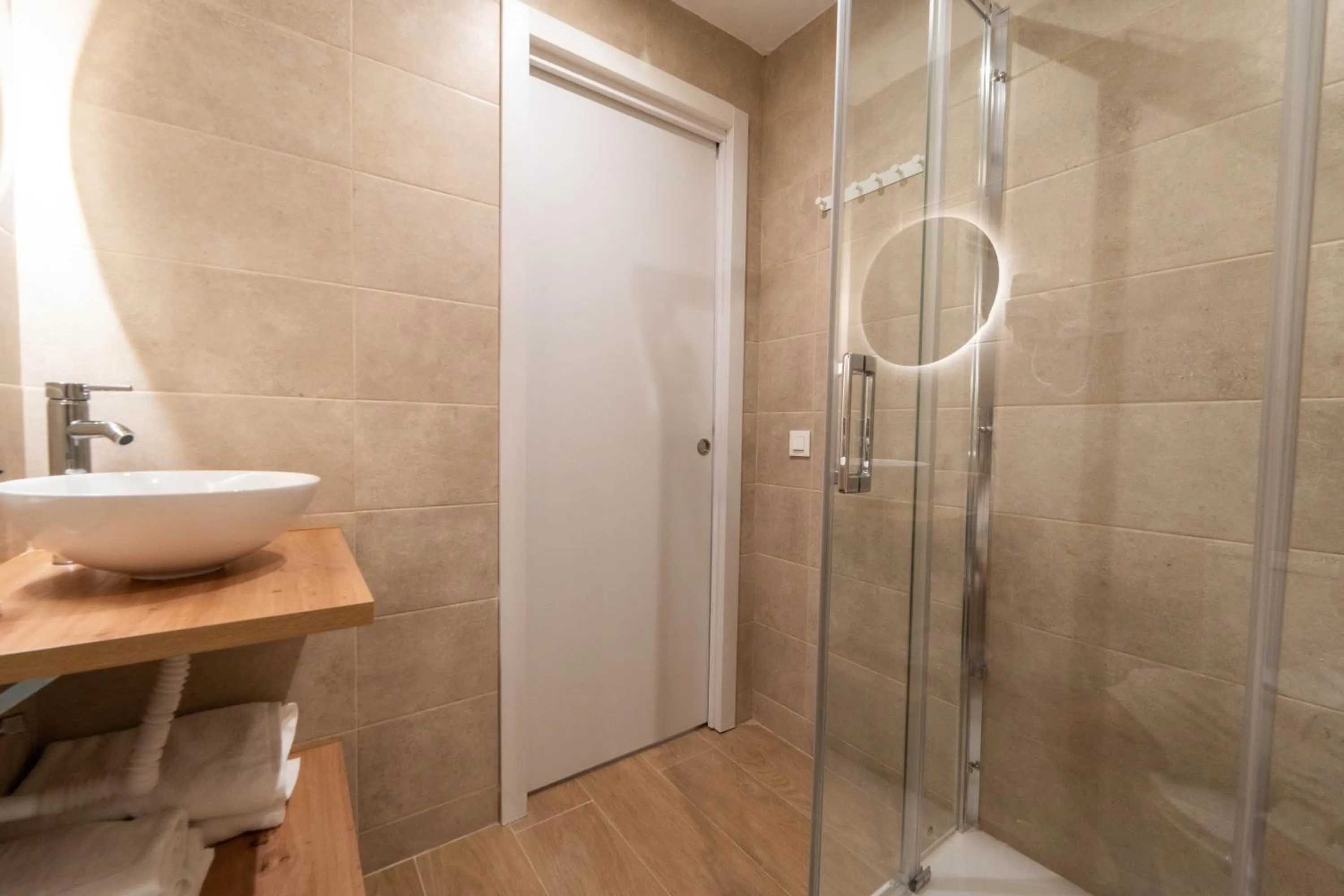 Shower in I'M Room Suites Nuevos Ministerios - Bernabeu 'Digital Access'
