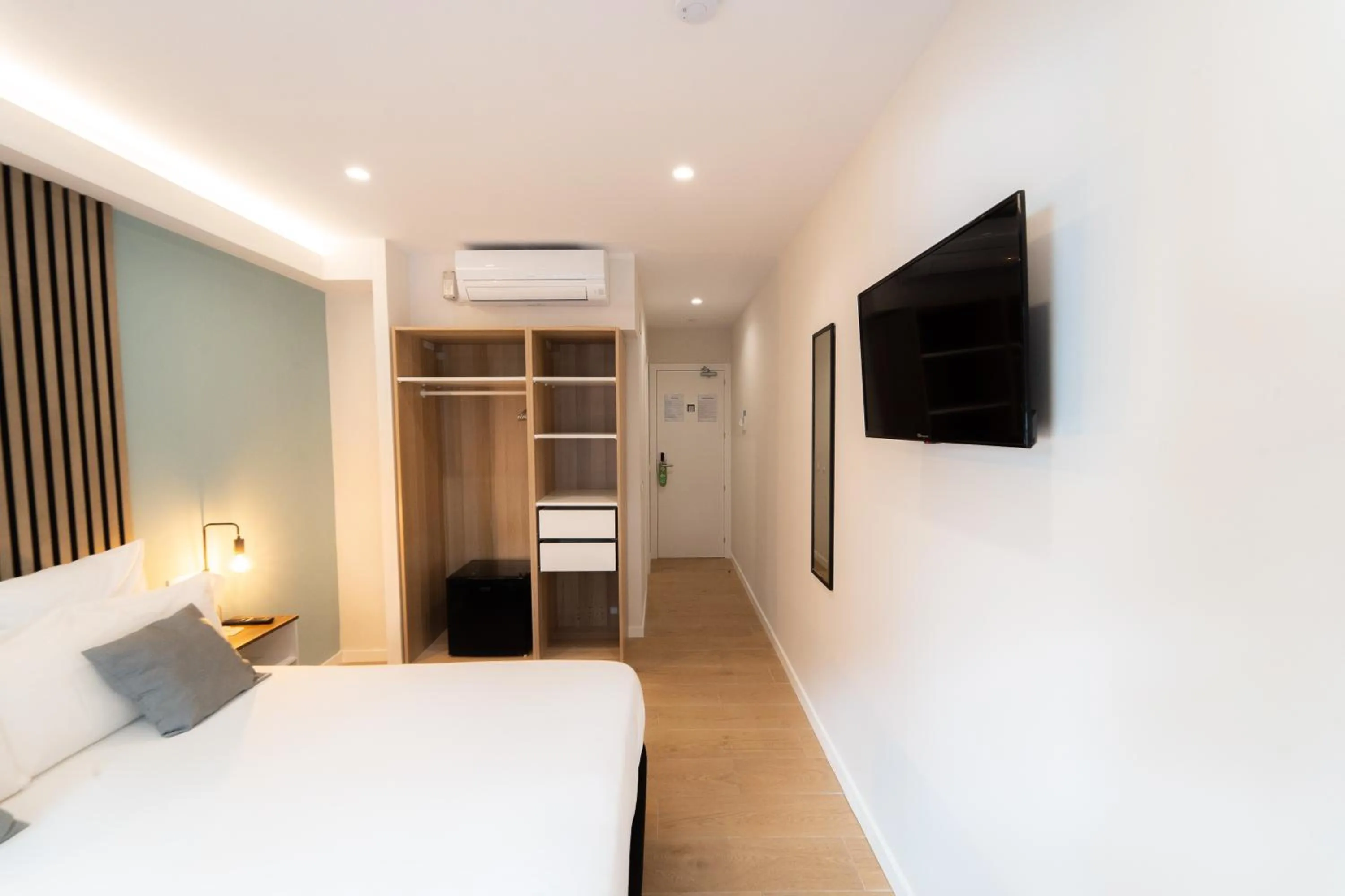 Bed in I'M Room Suites Nuevos Ministerios - Bernabeu 'Digital Access'