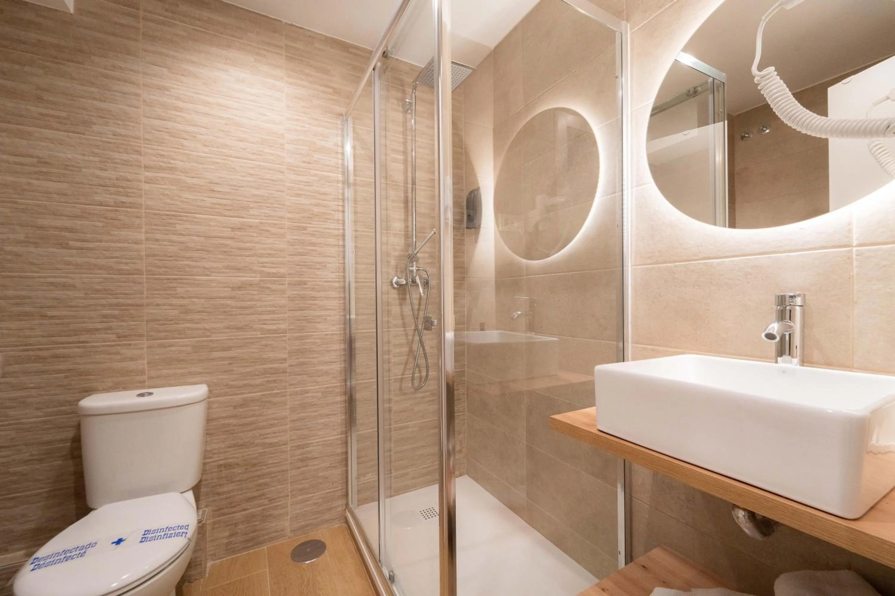 Shower in I'M Room Suites Nuevos Ministerios - Bernabeu 'Digital Access'