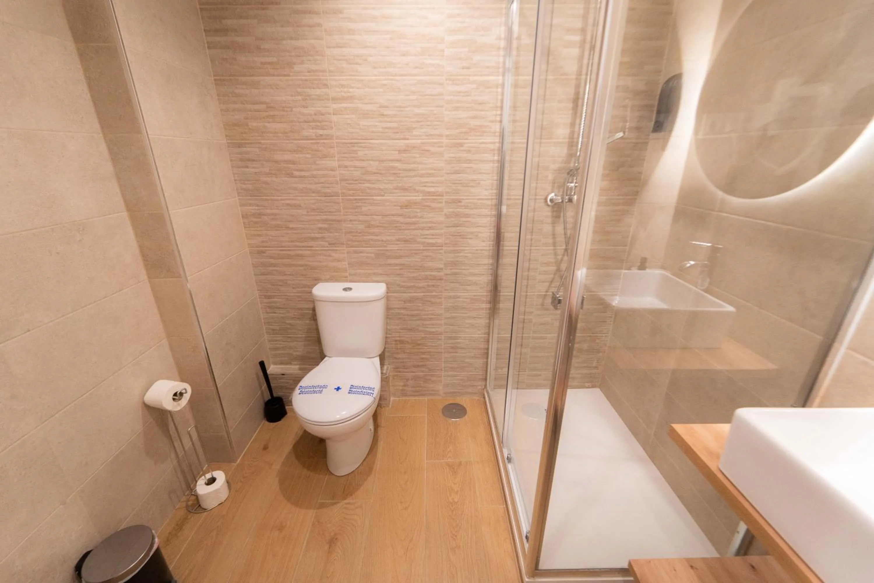 Shower in I'M Room Suites Nuevos Ministerios - Bernabeu 'Digital Access'