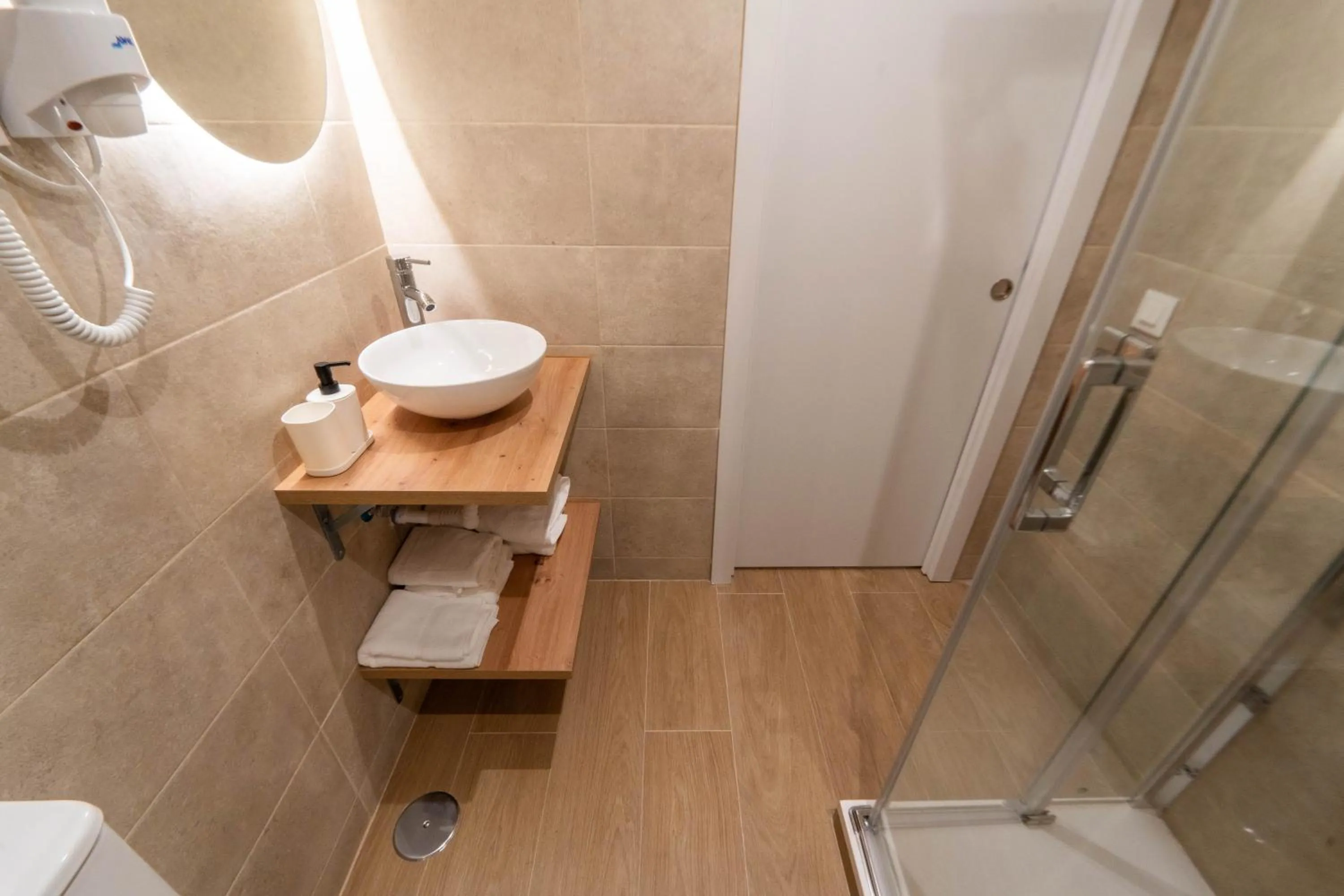 Shower in I'M Room Suites Nuevos Ministerios - Bernabeu 'Digital Access'