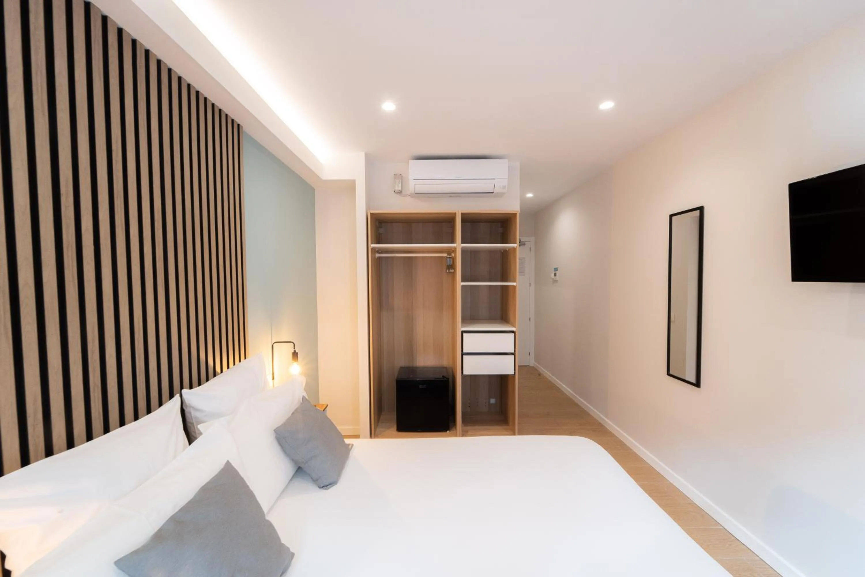 Bed in I'M Room Suites Nuevos Ministerios - Bernabeu 'Digital Access'