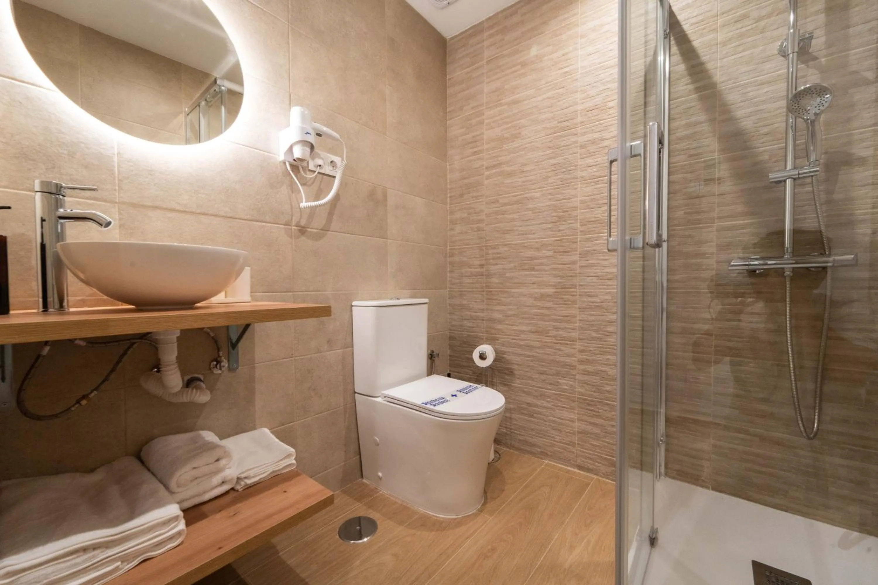 Shower in I'M Room Suites Nuevos Ministerios - Bernabeu 'Digital Access'