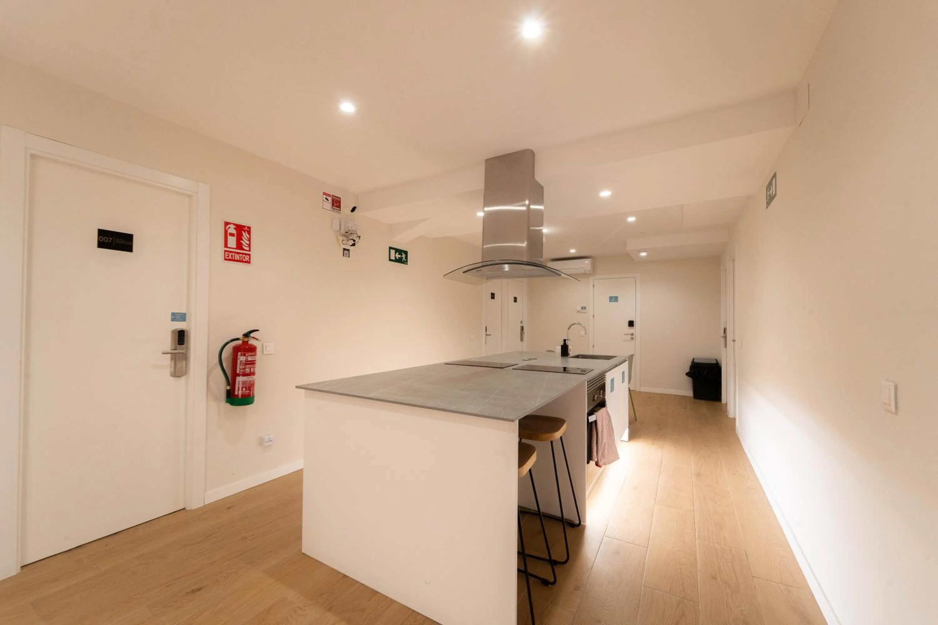 Communal kitchen in I'M Room Suites Nuevos Ministerios - Bernabeu 'Digital Access'