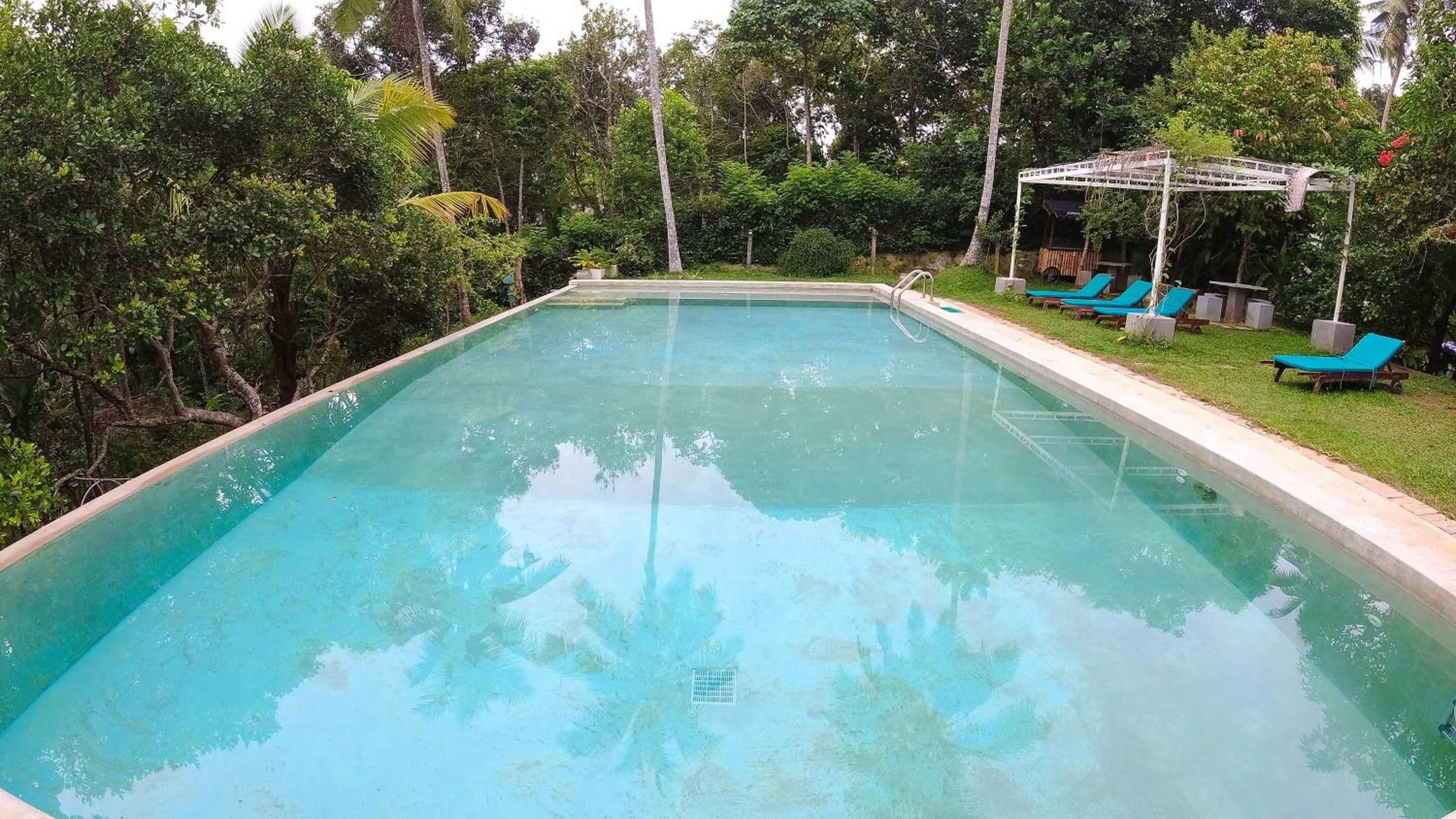 Swimming pool in Esprit d'Ici Hotel