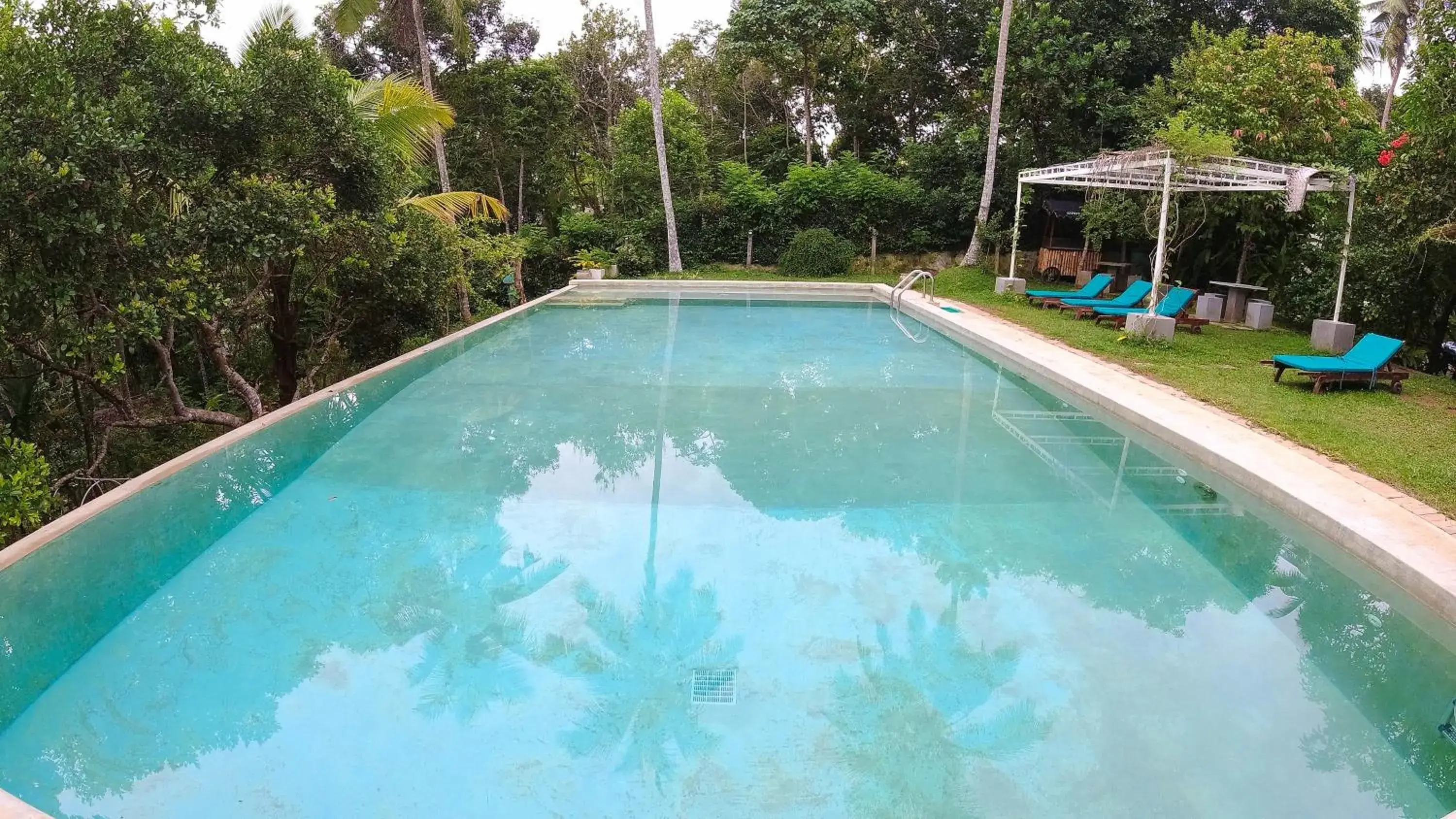Swimming pool in Esprit d'Ici Hotel Swimming pool in Esprit d'Ici Hotel