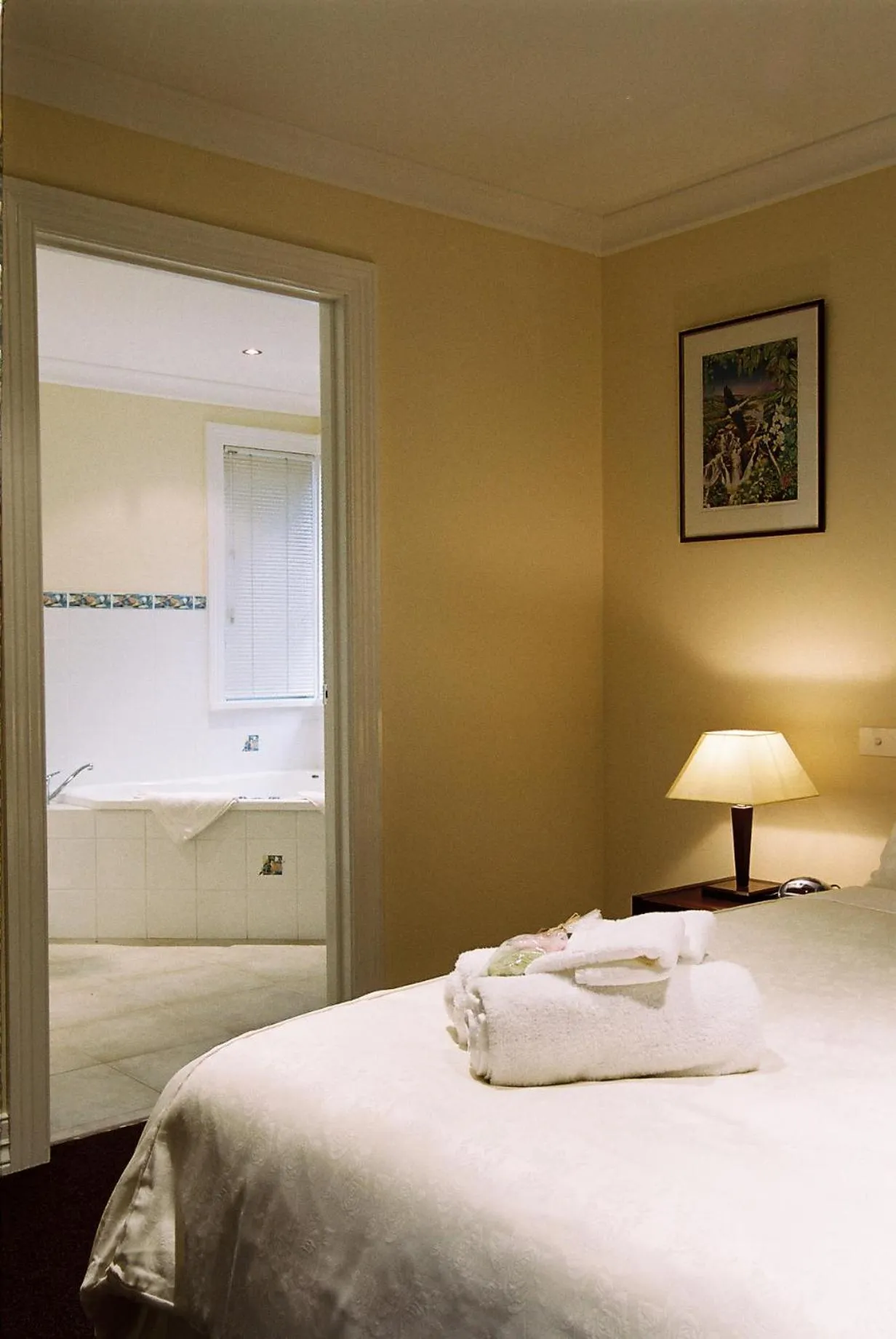 Bathroom, Bed in Waverley House Cottages