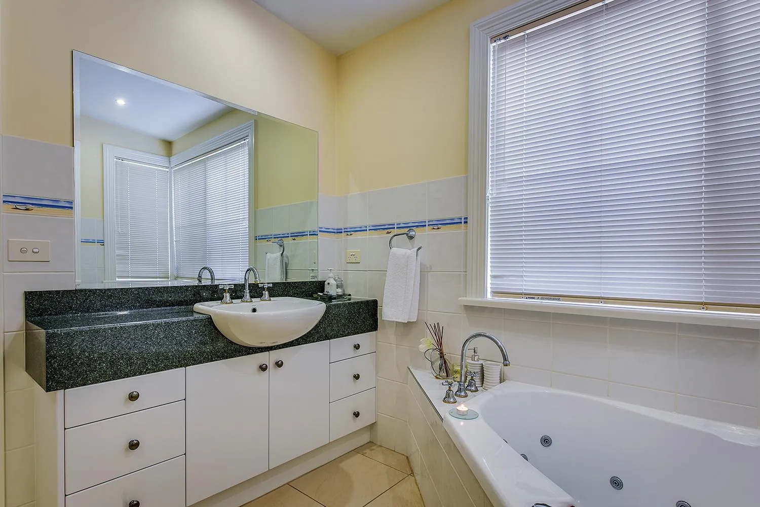 Bathroom in Waverley House Cottages