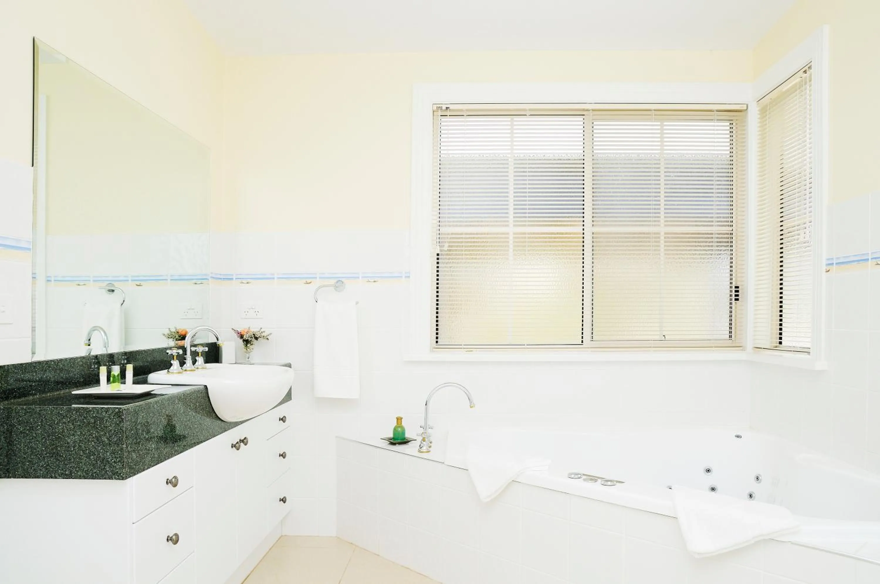 Bathroom in Waverley House Cottages