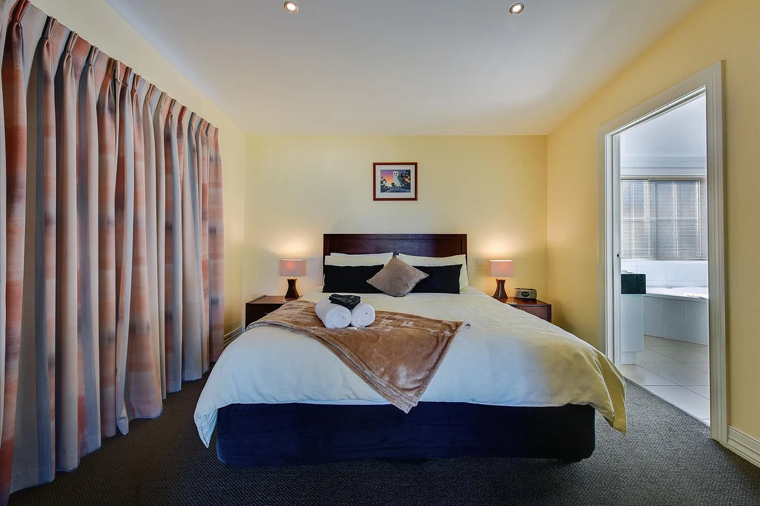 Bed in Waverley House Cottages