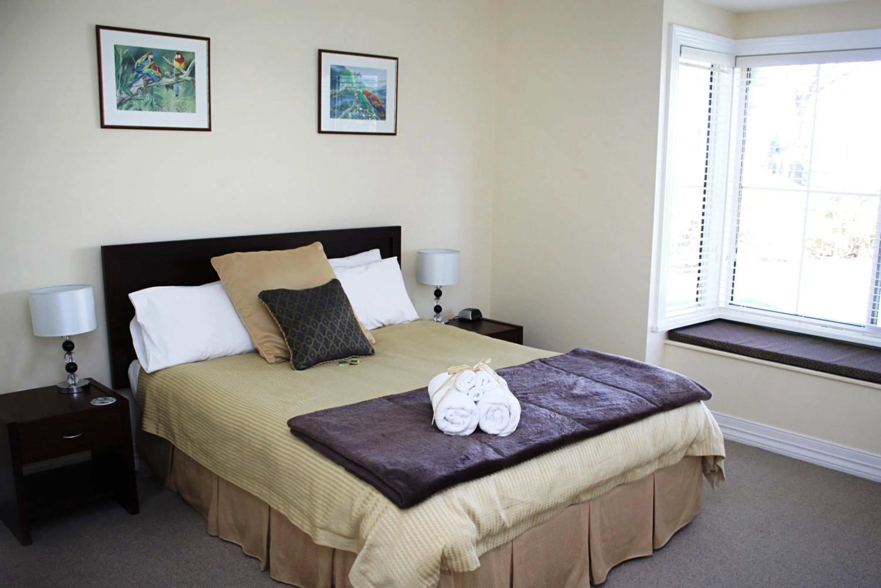 Bedroom, Bed in Waverley House Cottages