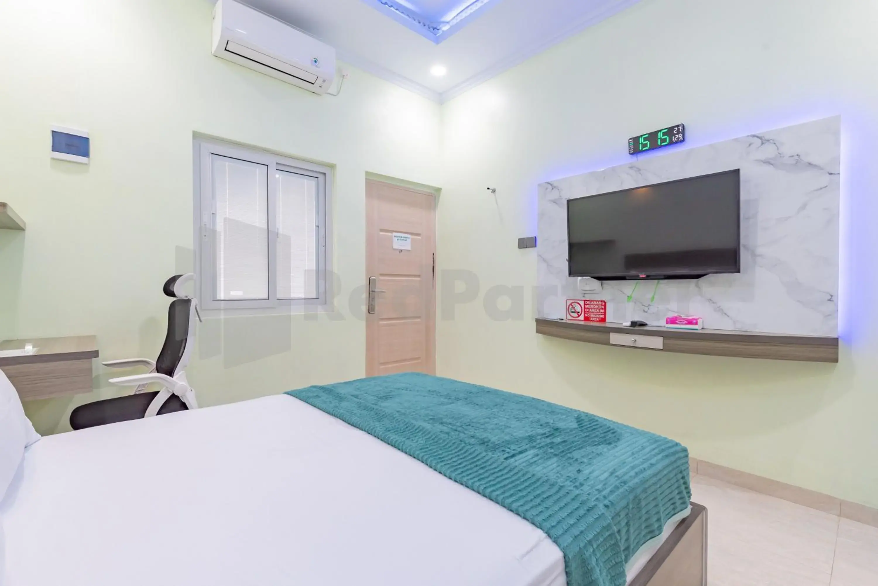 Standard Twin Room in Shiva Home Syariah RedPartner near Alun Alun Tegal Standard Twin Room in Shiva Home Syariah RedPartner near Alun Alun Tegal