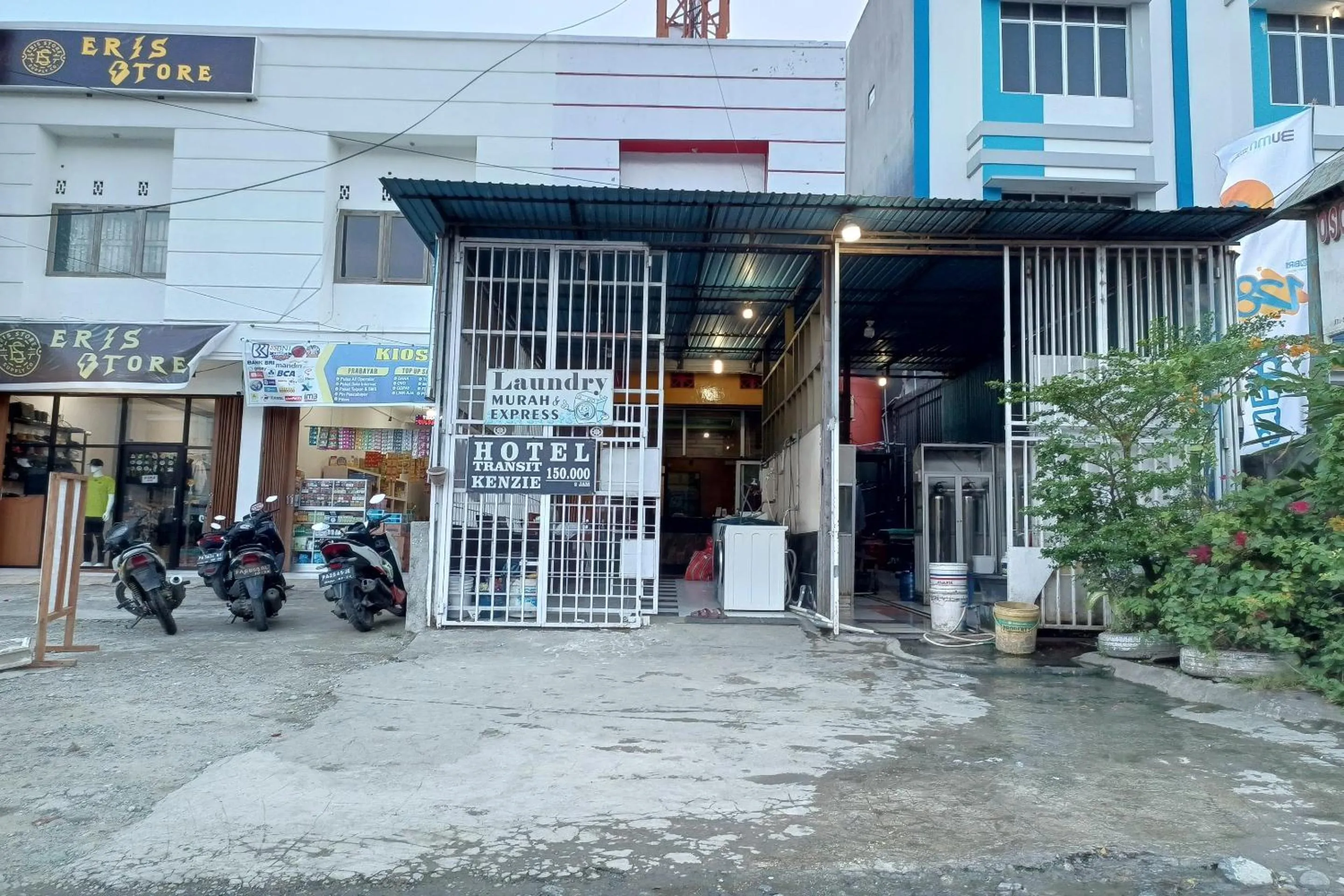 Facade/entrance in OYO 93485 Hotel Kenzie Sentani