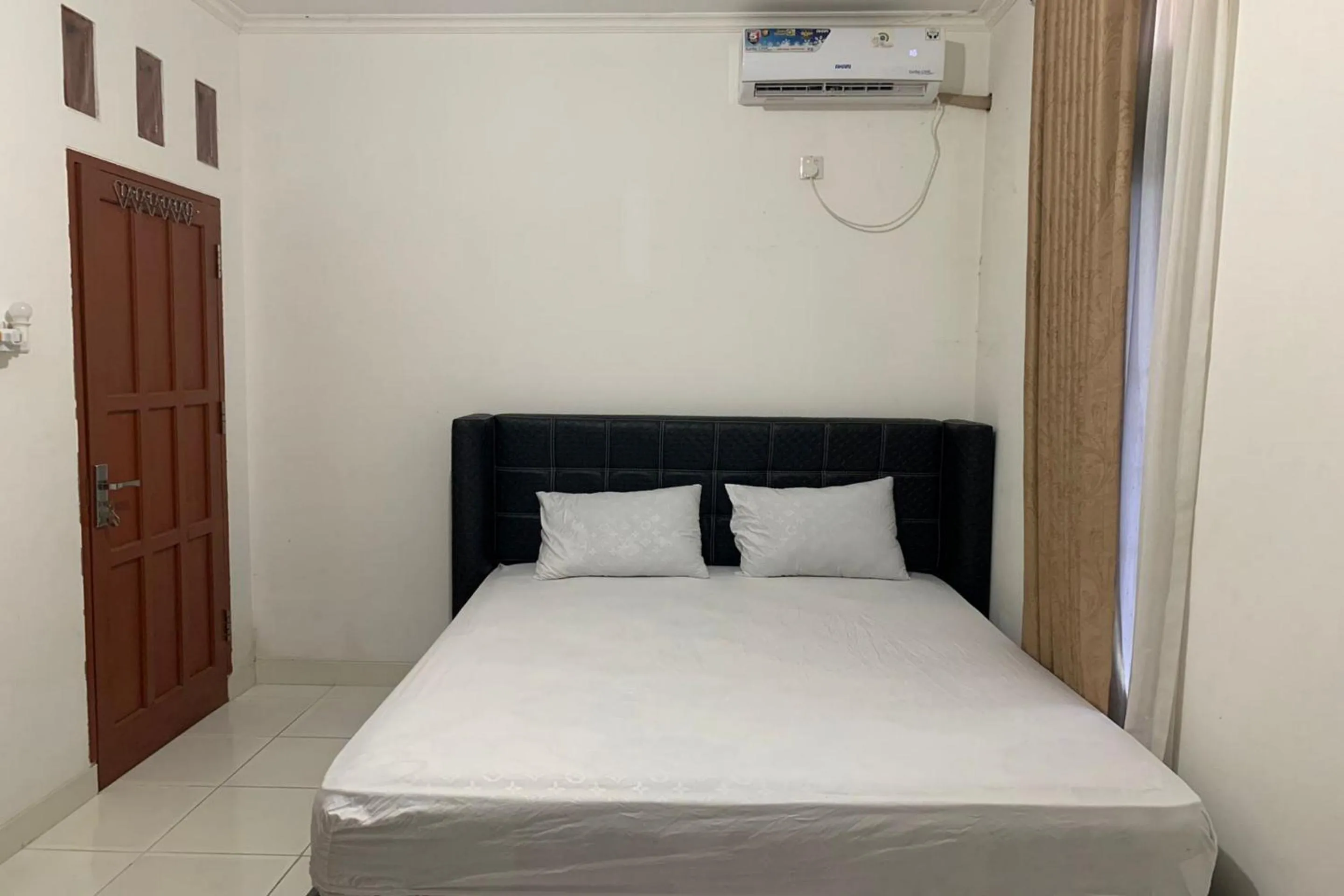 Bedroom, Bed in OYO 93485 Hotel Kenzie Sentani