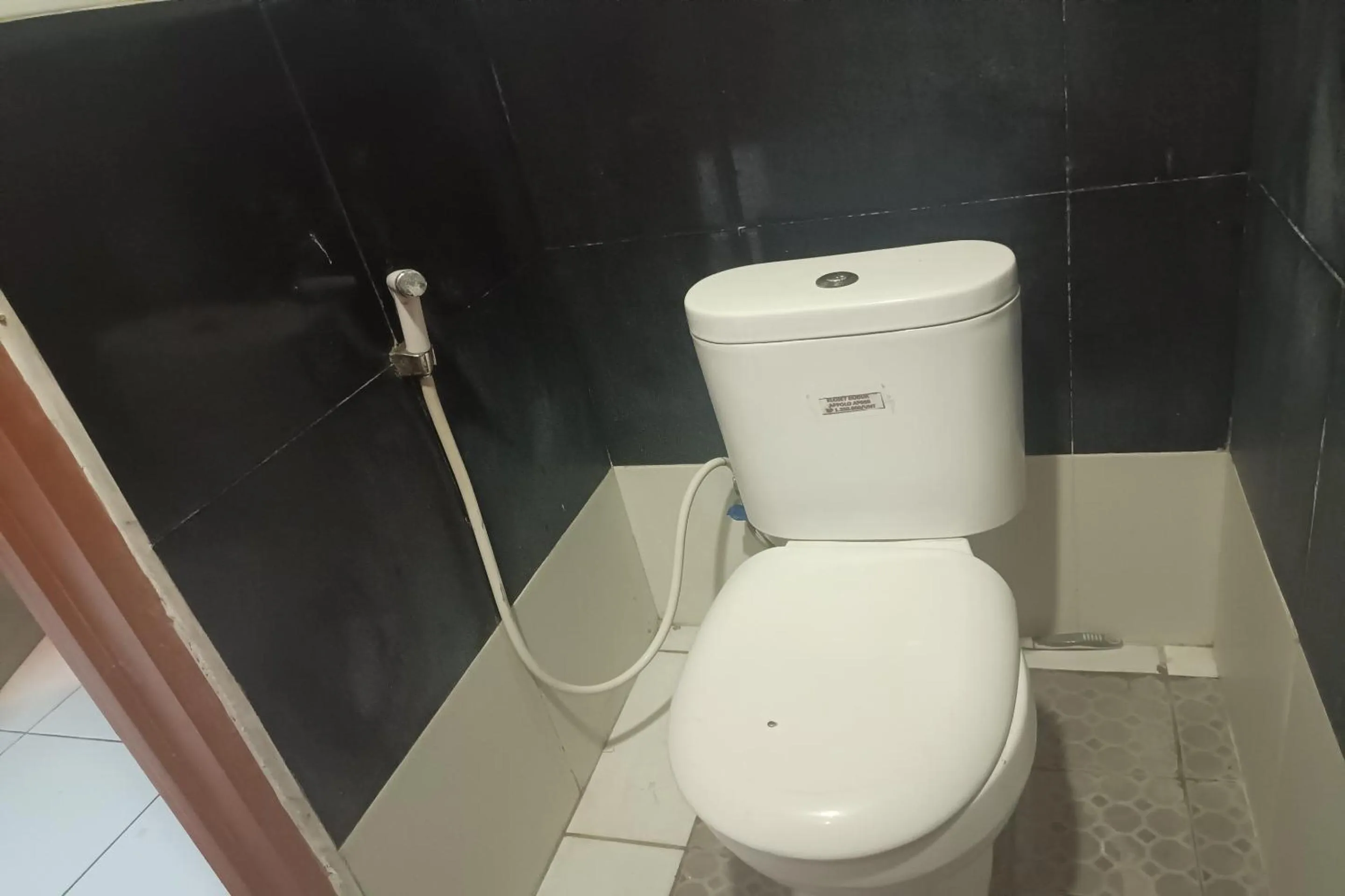 Bathroom in OYO 93485 Hotel Kenzie Sentani