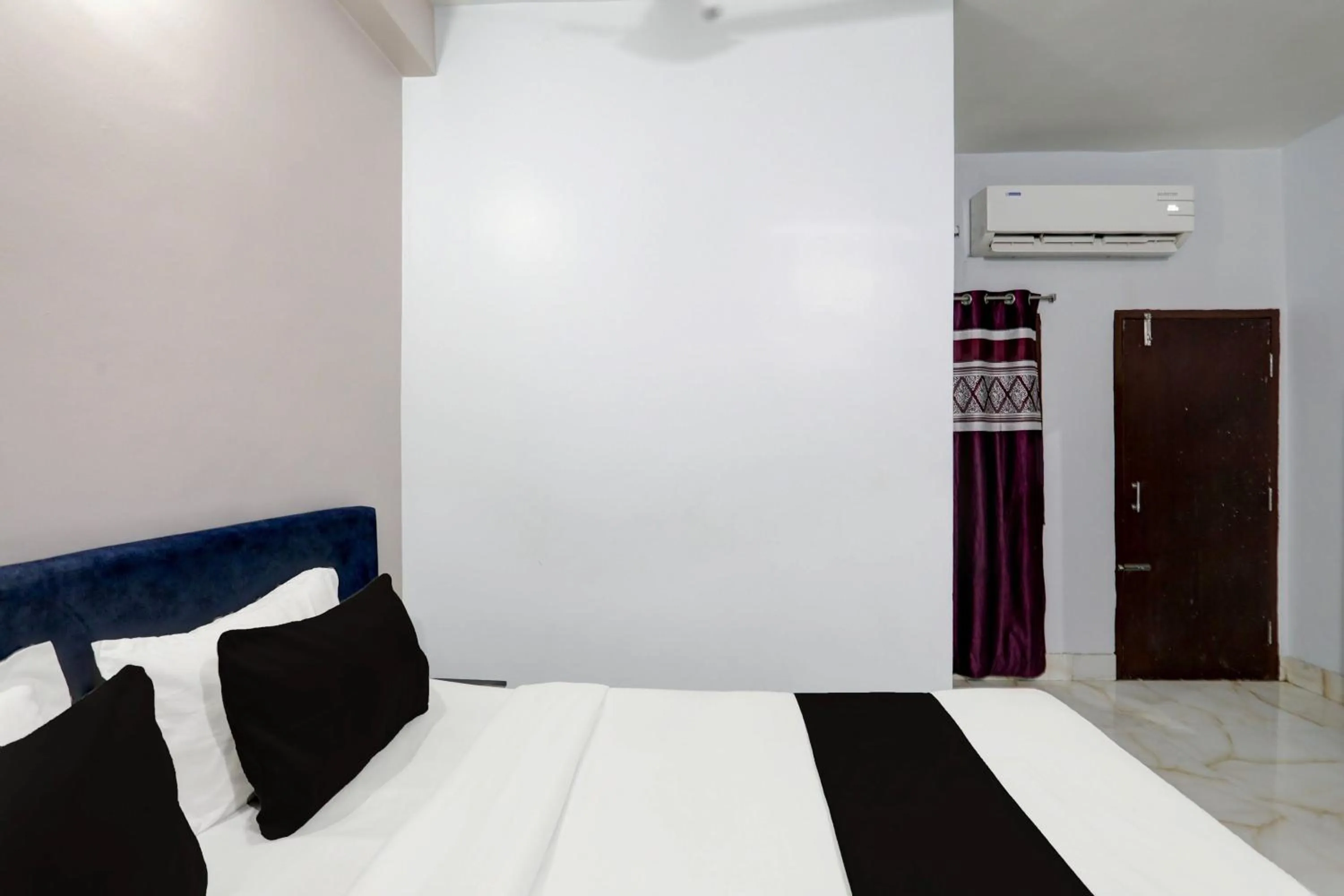 Bedroom, Bed in Hotel O Midnight