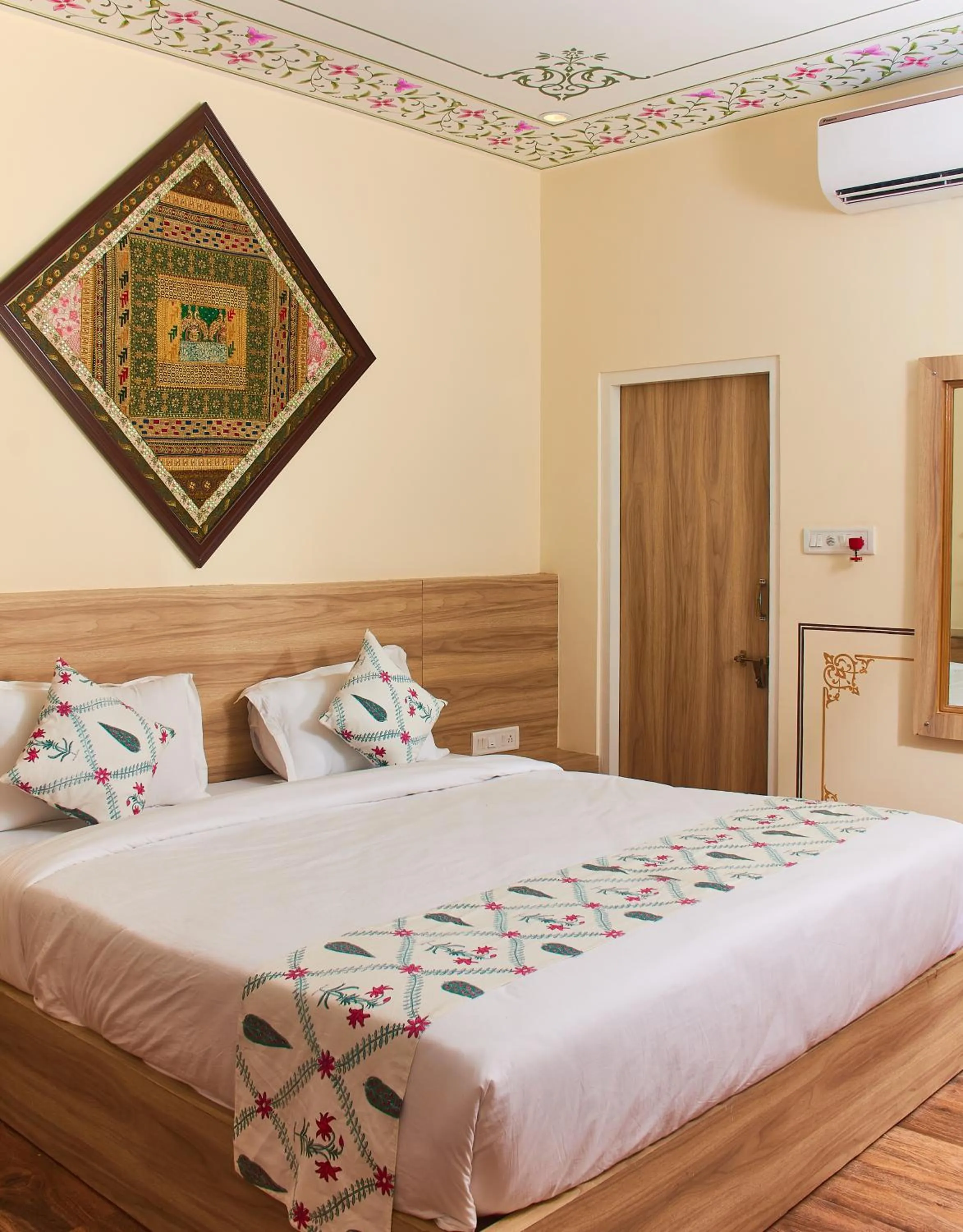 Photo of the whole room, Bed in Ranthambhore Uday Vilas