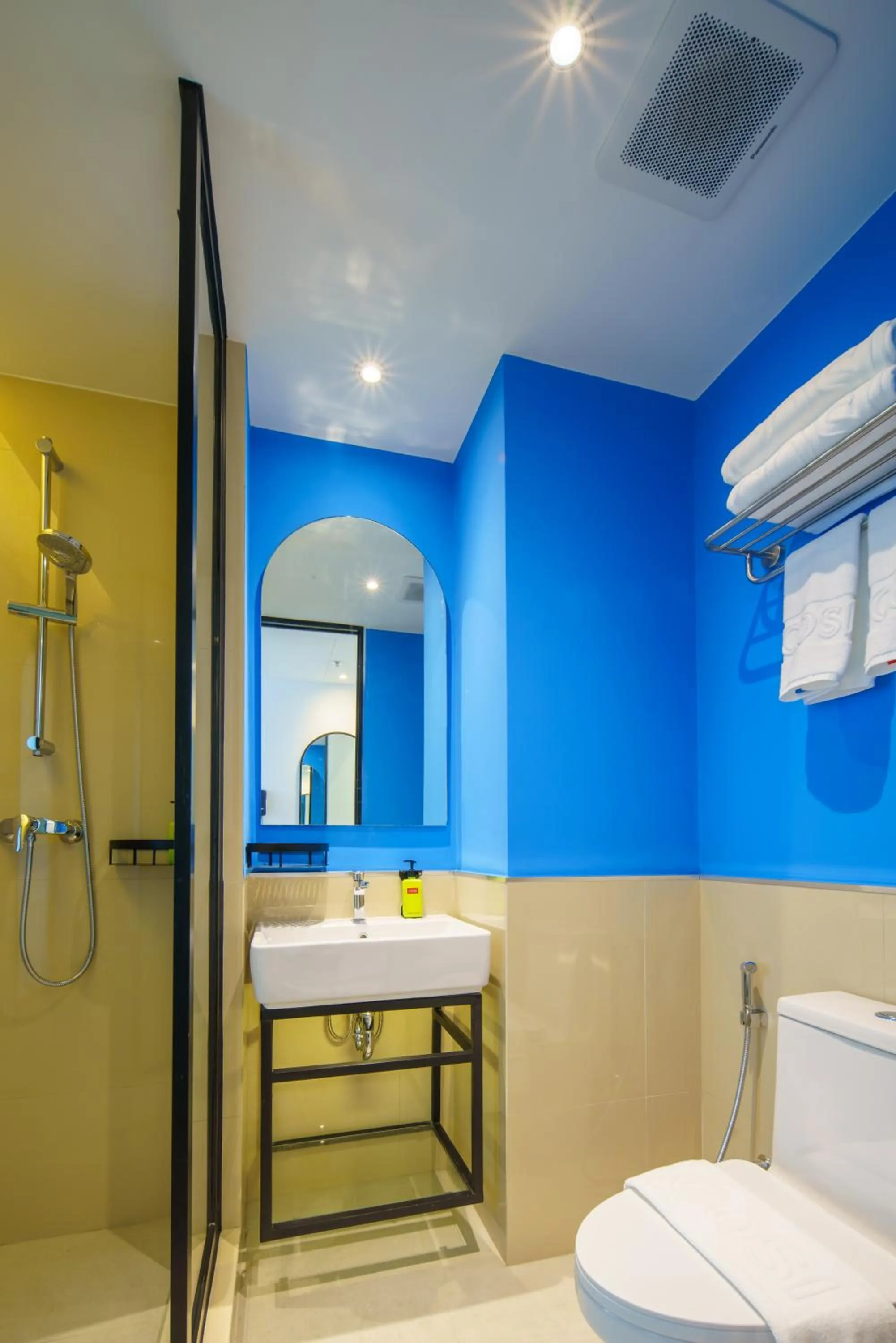 Shower in COSI Vientiane Nam Phu