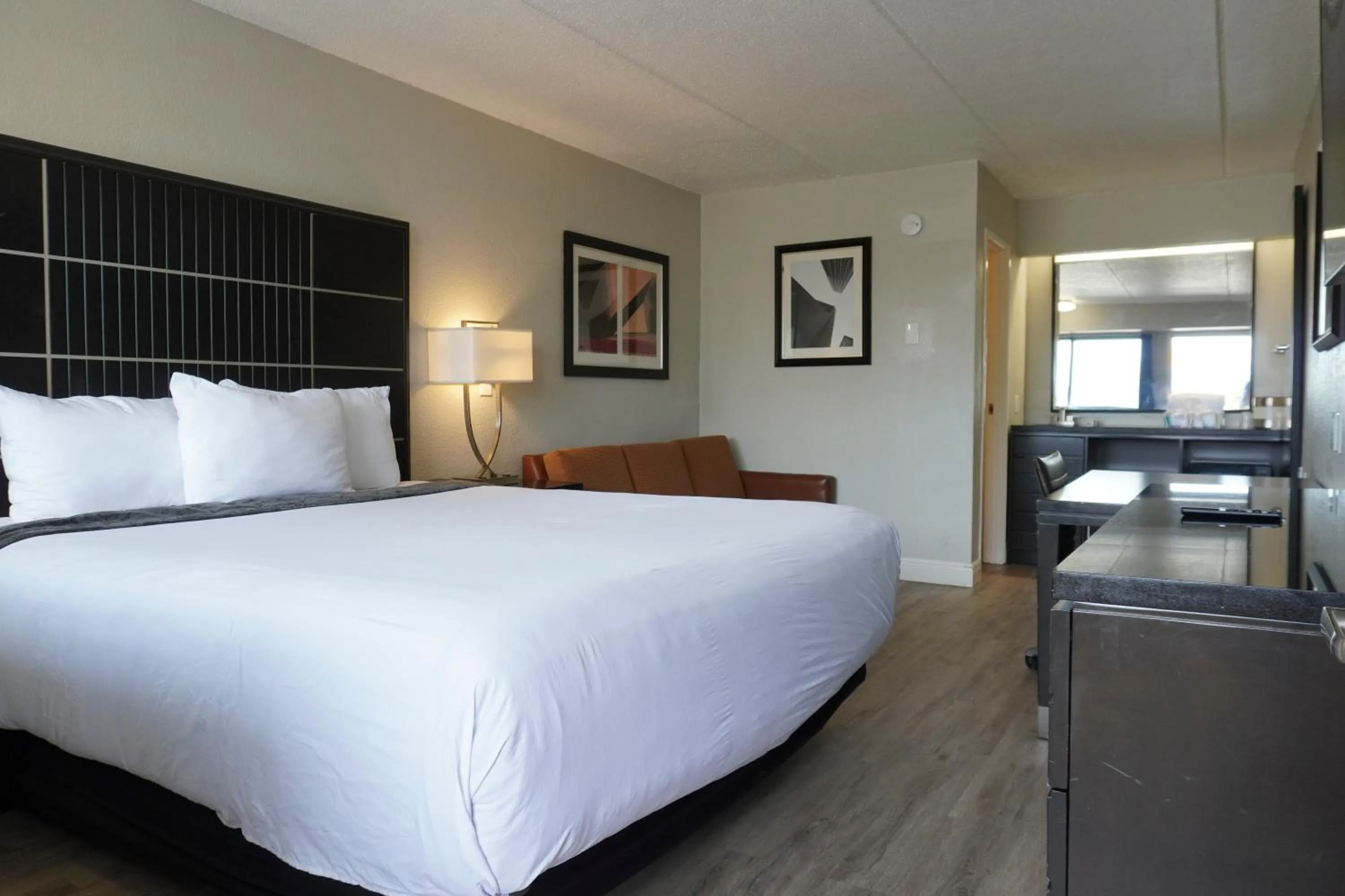 Bed in Boardwalk Suites Baton Rouge