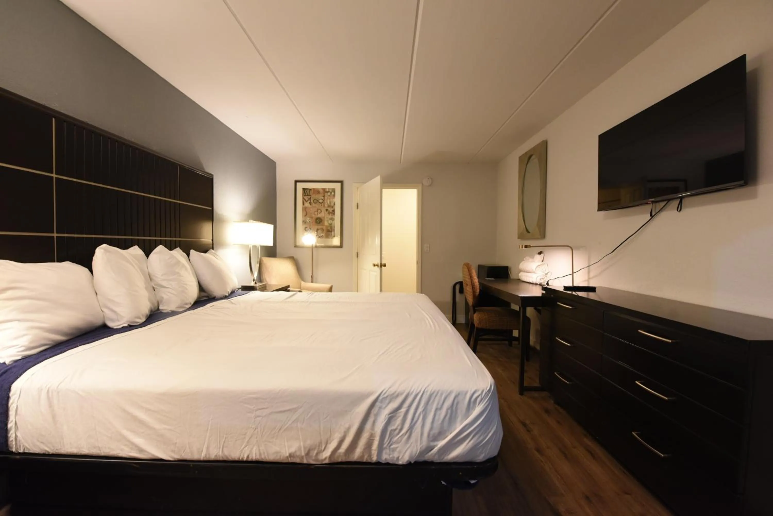 Bed in Boardwalk Suites Baton Rouge