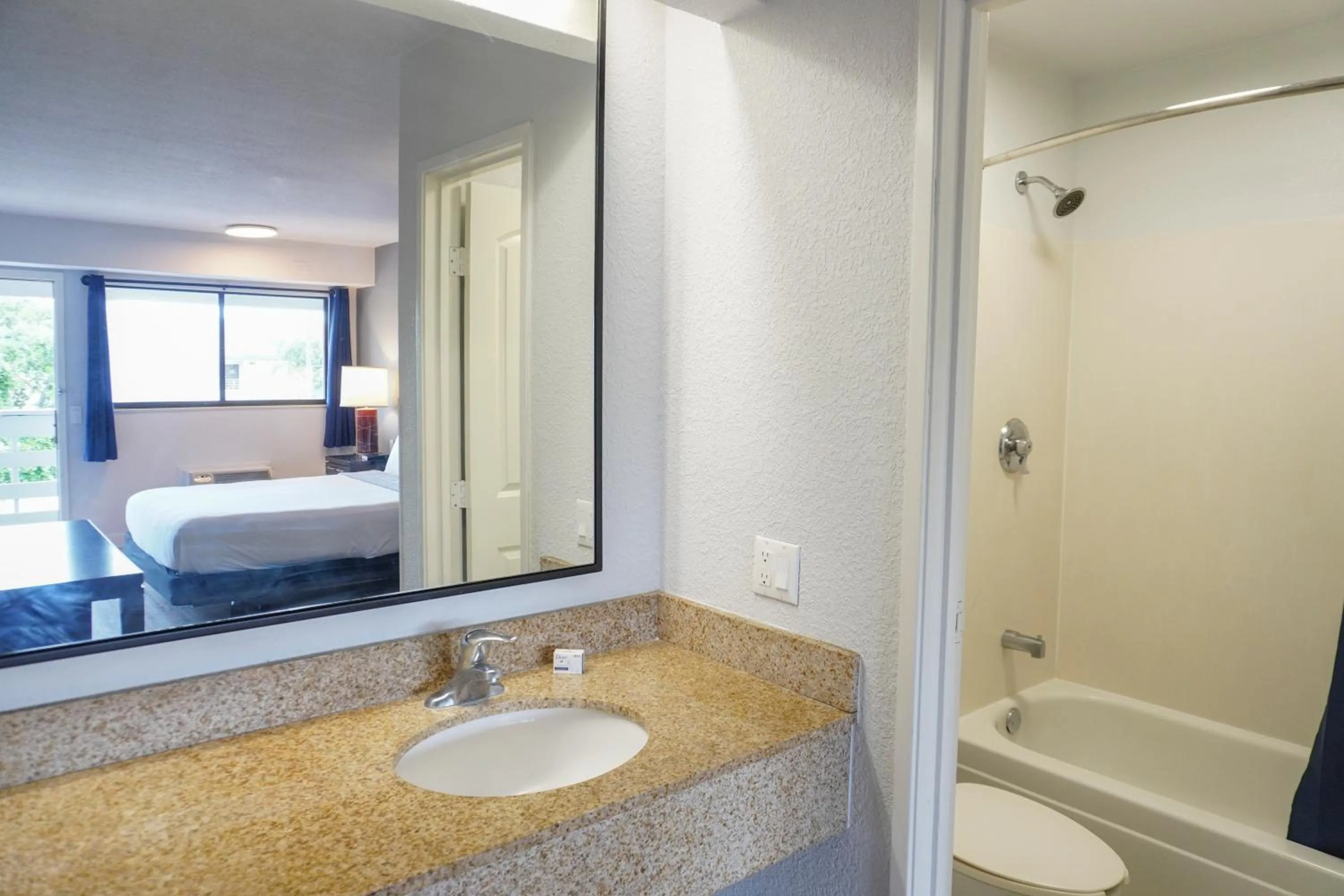 Bed in Boardwalk Suites Baton Rouge