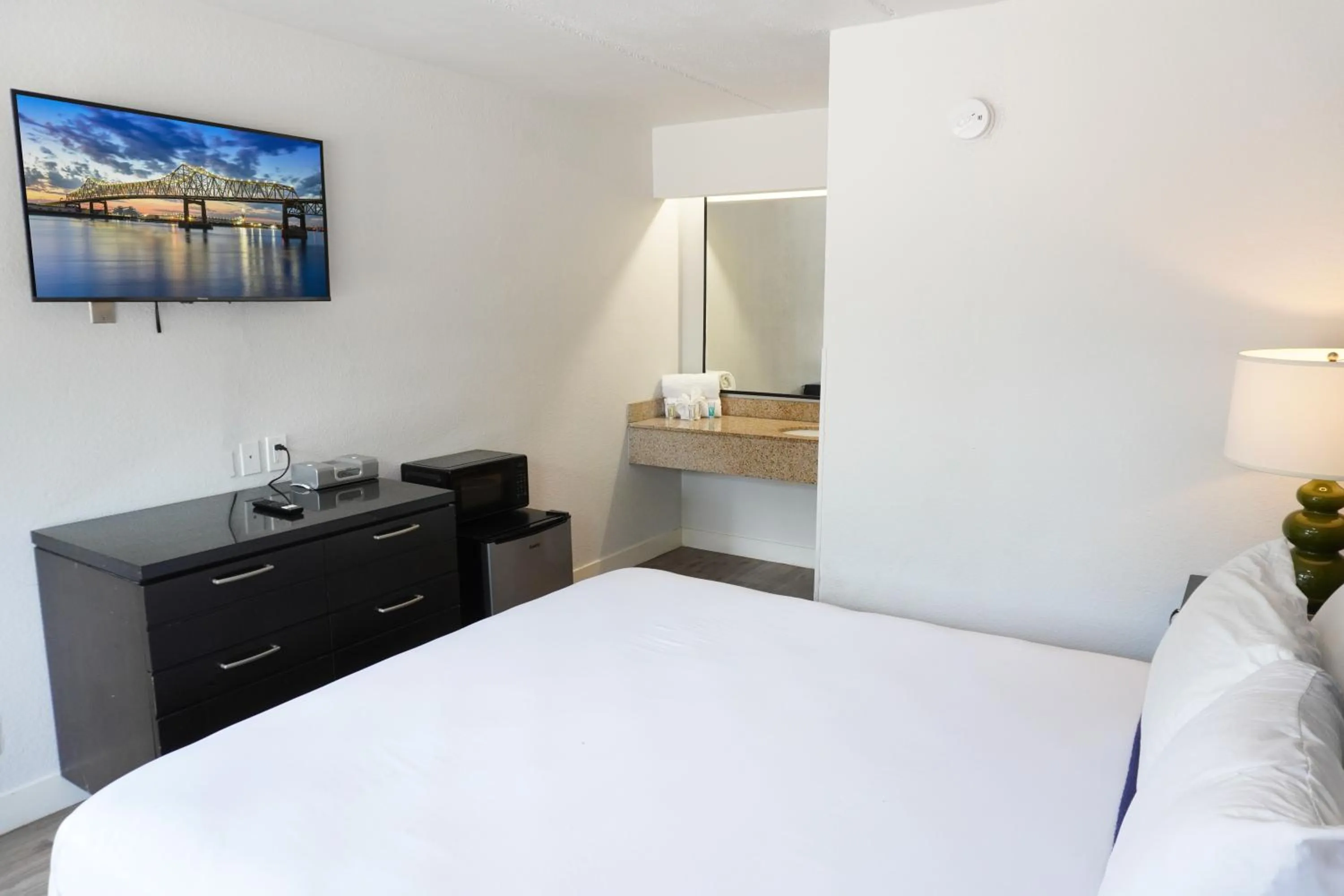 Bed in Boardwalk Suites Baton Rouge