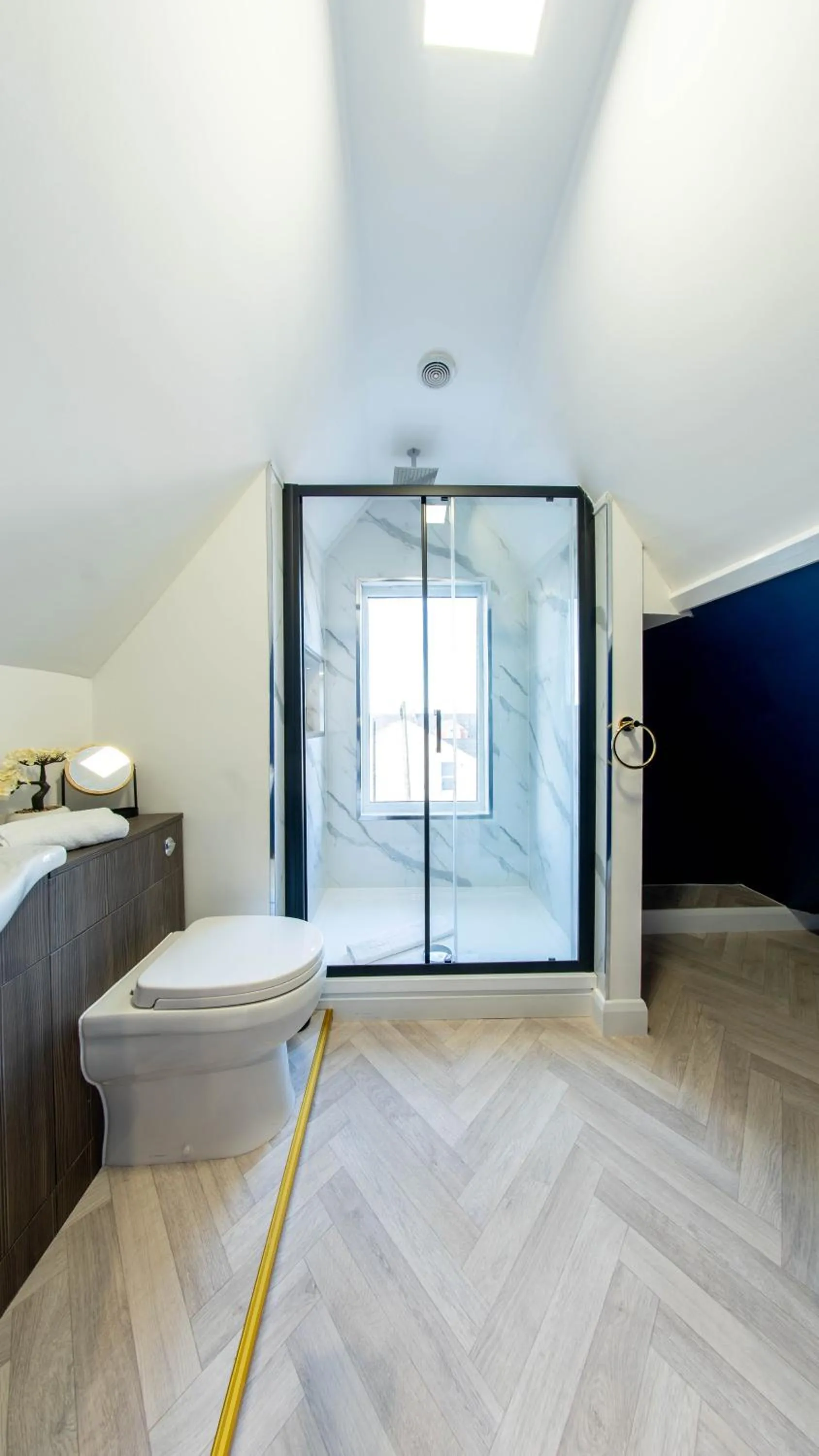 Bathroom, Bed in Bowles Hotels