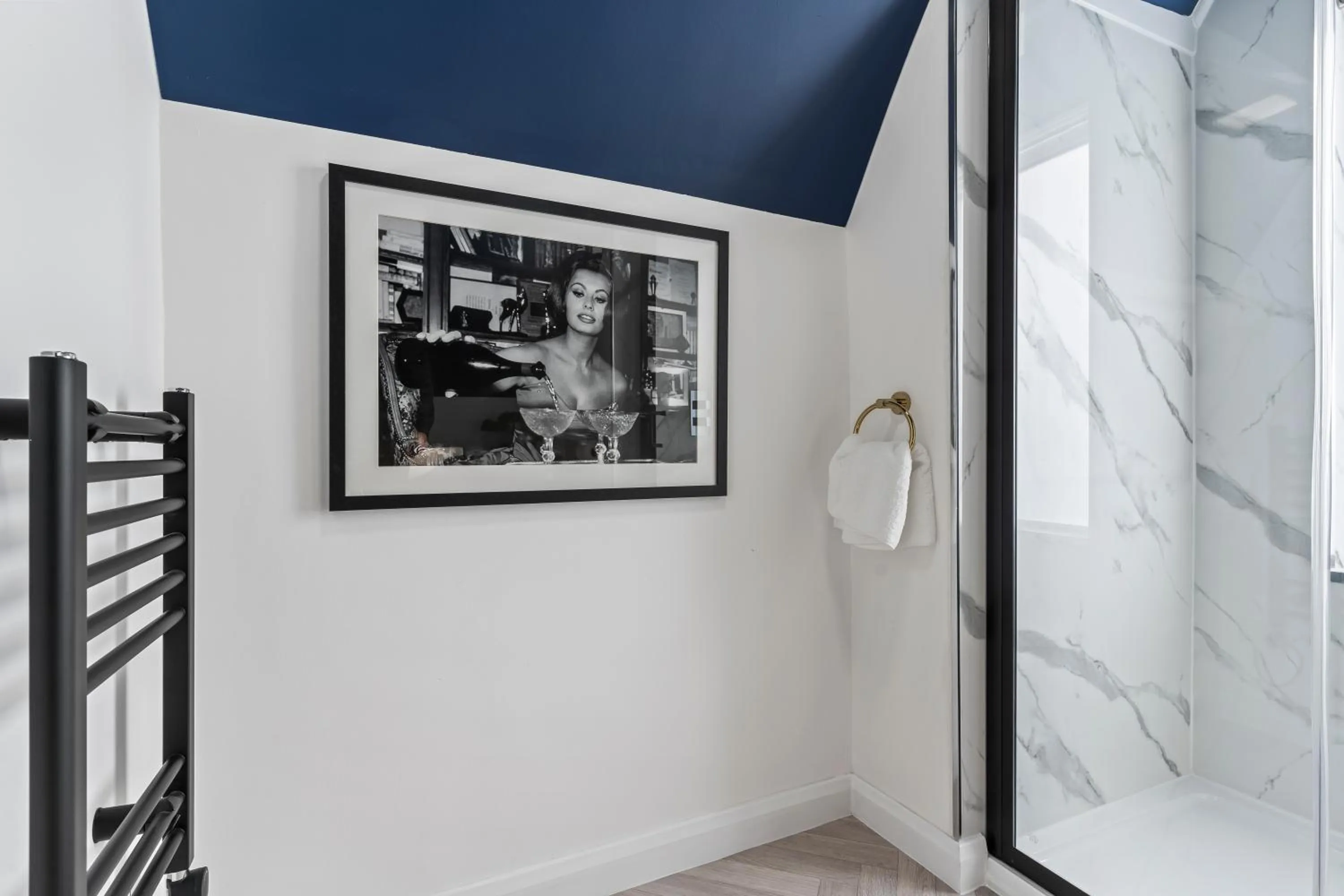 Shower in Bowles Hotels