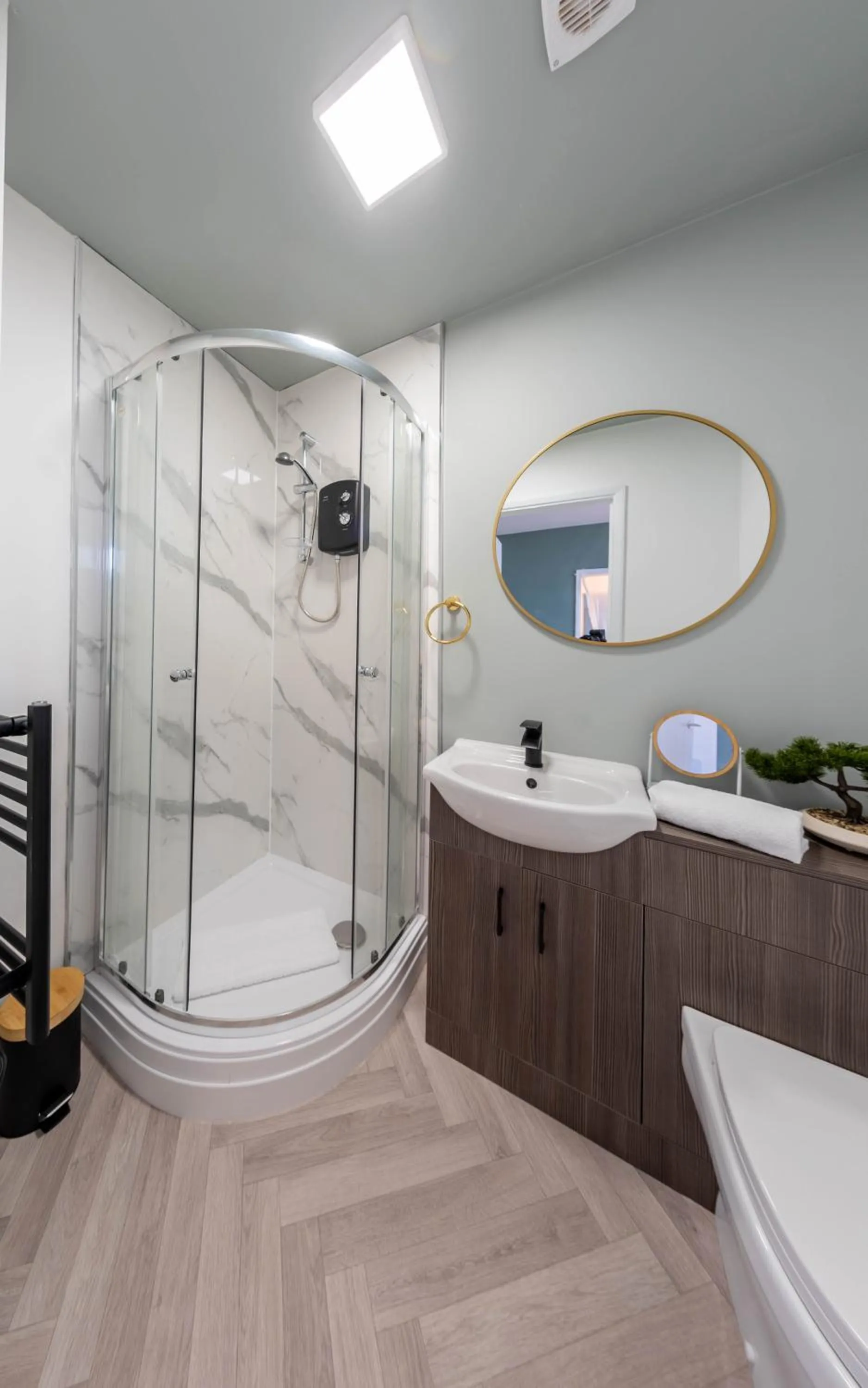 Shower in Bowles Hotels