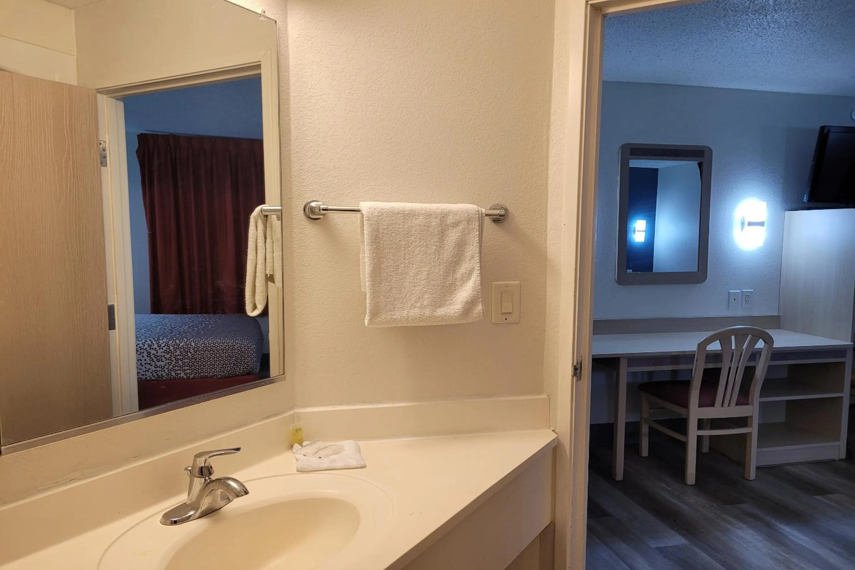 Bathroom, Bed in Modern Stay 39 Lakeview By OYO Minonk