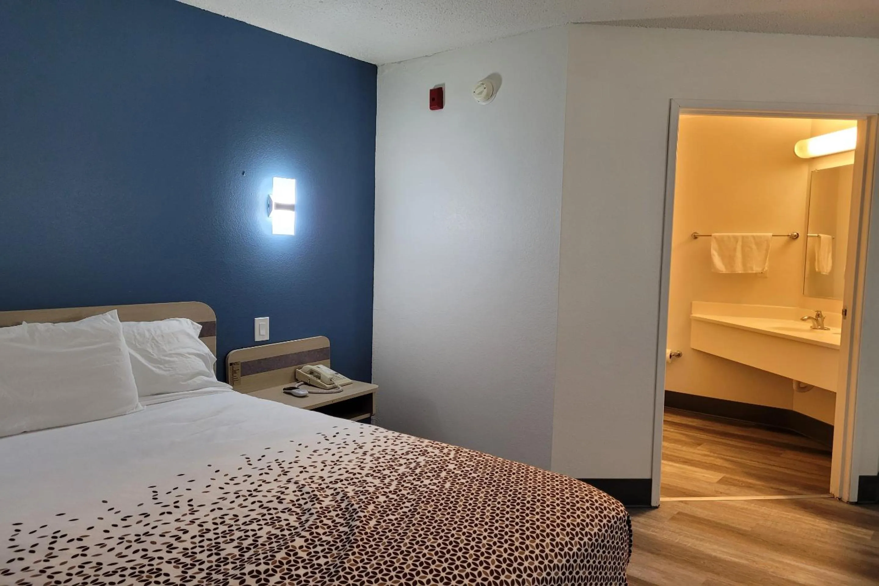 Bedroom, Bed in Modern Stay 39 Lakeview By OYO Minonk